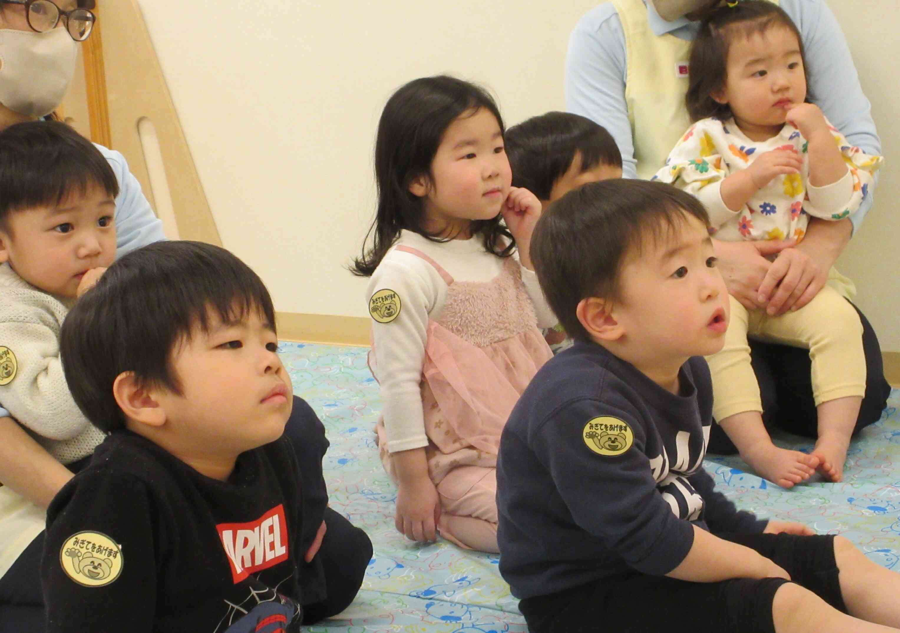 真剣に指導員さんの話を聞いています。