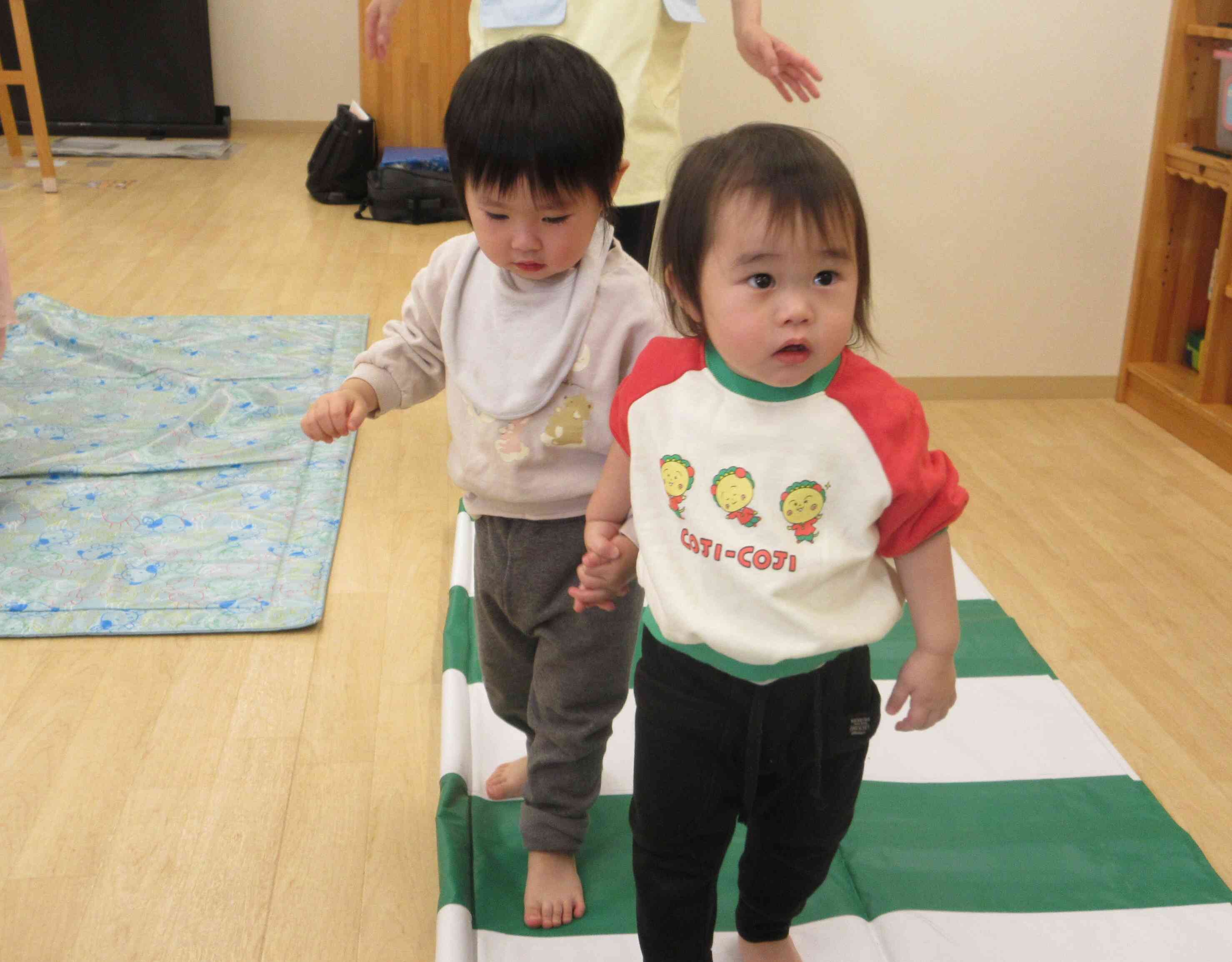 友だちとしっかり手を繋いで歩くよ！