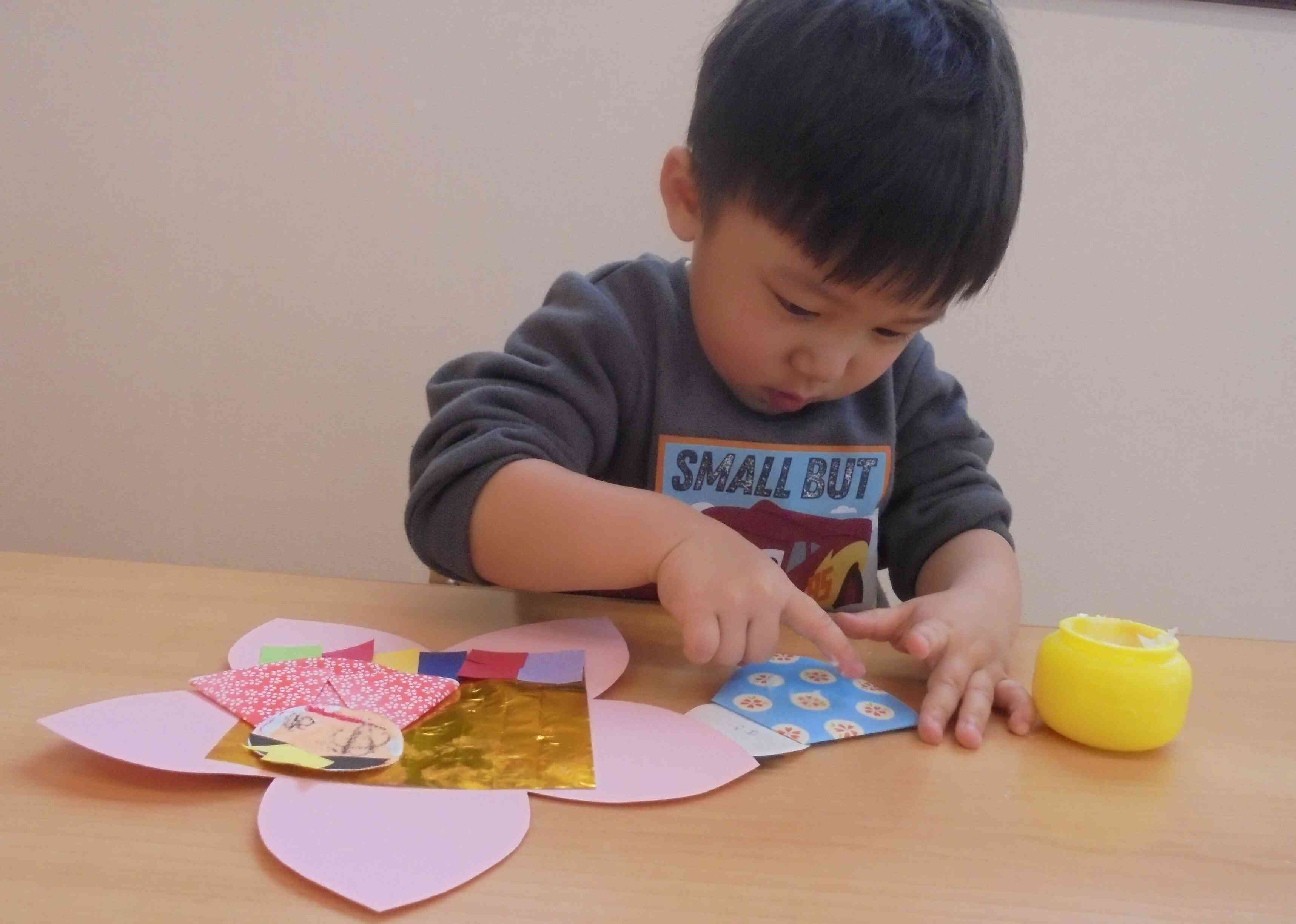 【うさぎ組】 集中してのり付けしてるよ。