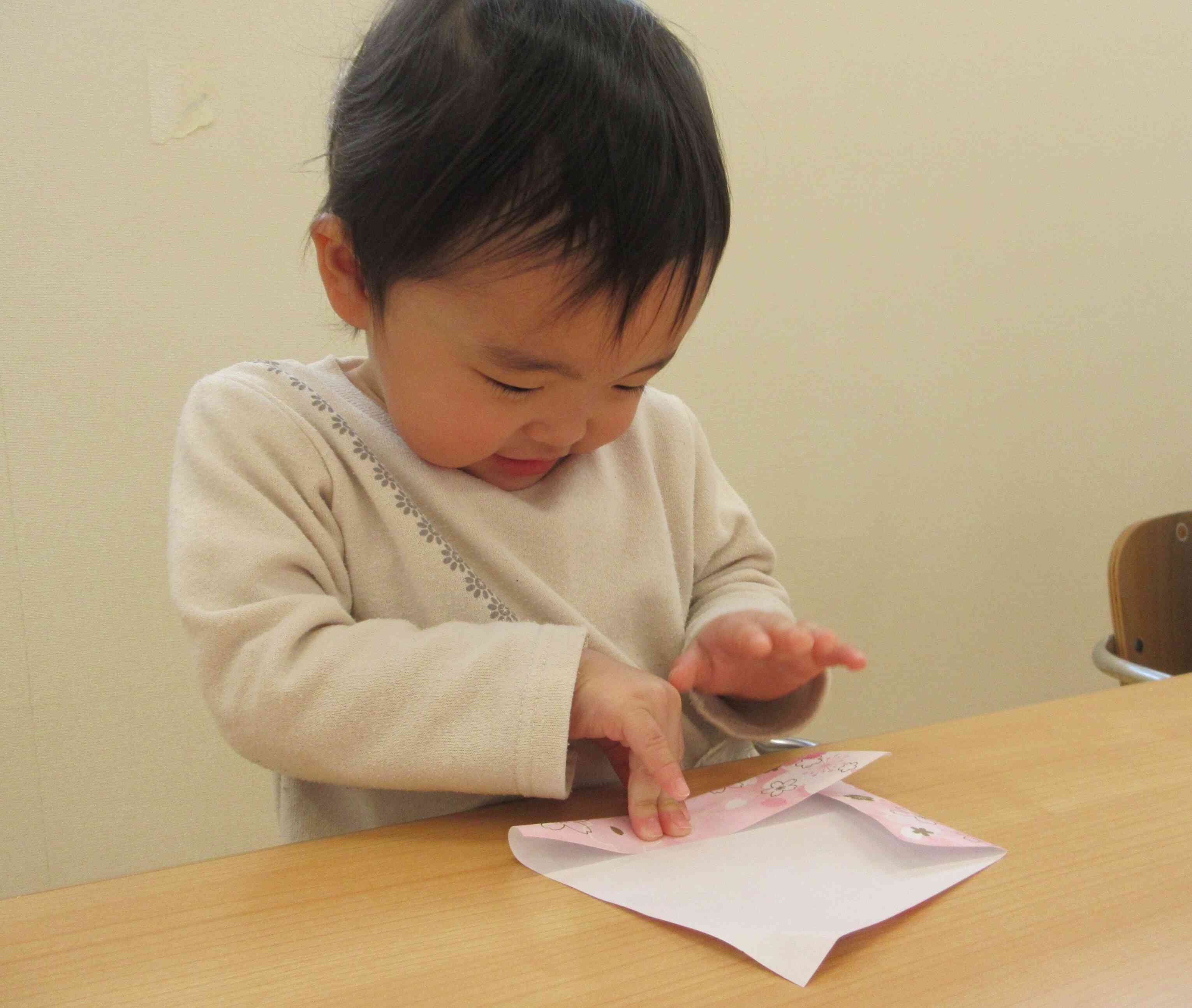 【あひる組】 折り紙で着物を折るよ。