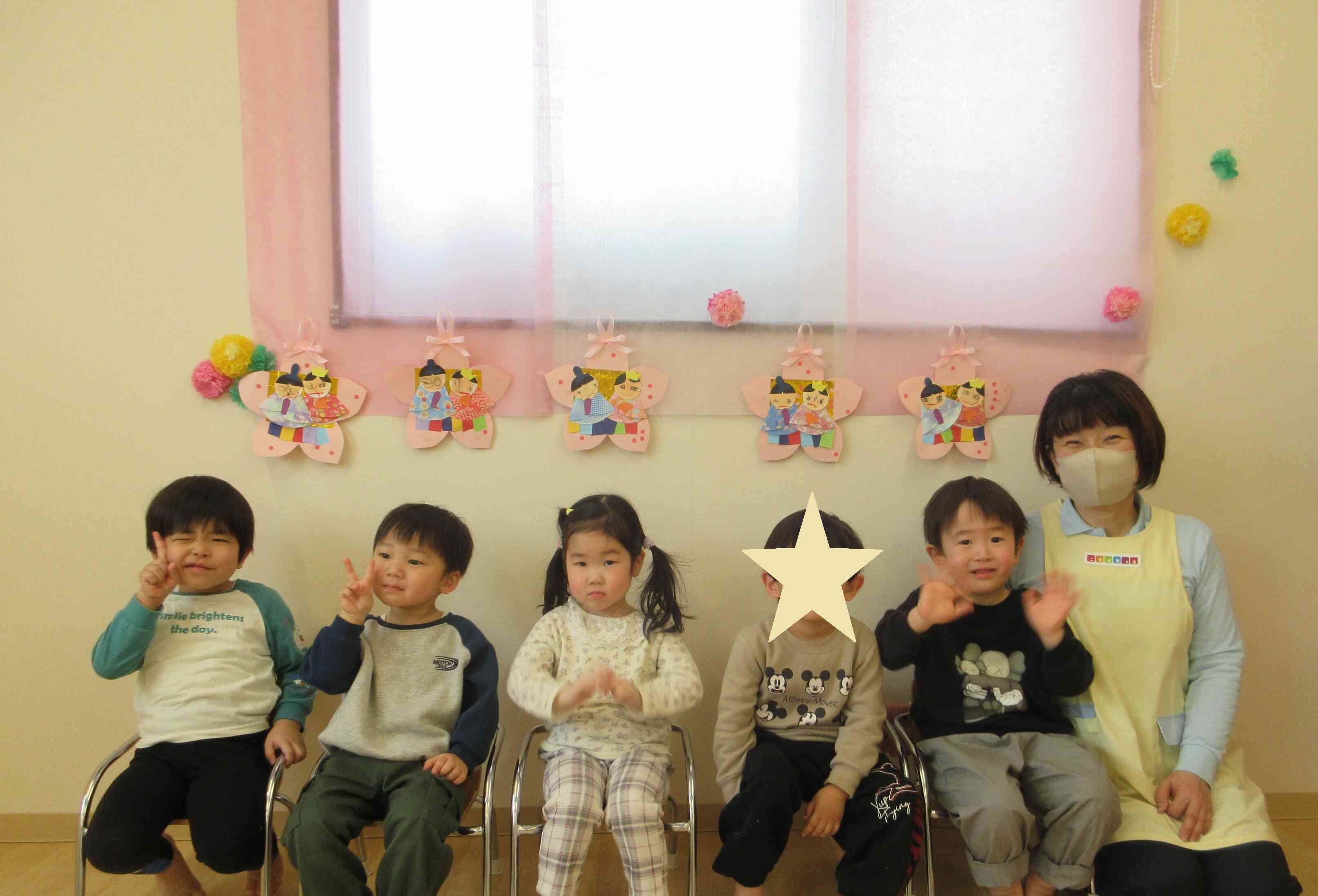 おひなさま製作の前で、はい ポ～ズ！