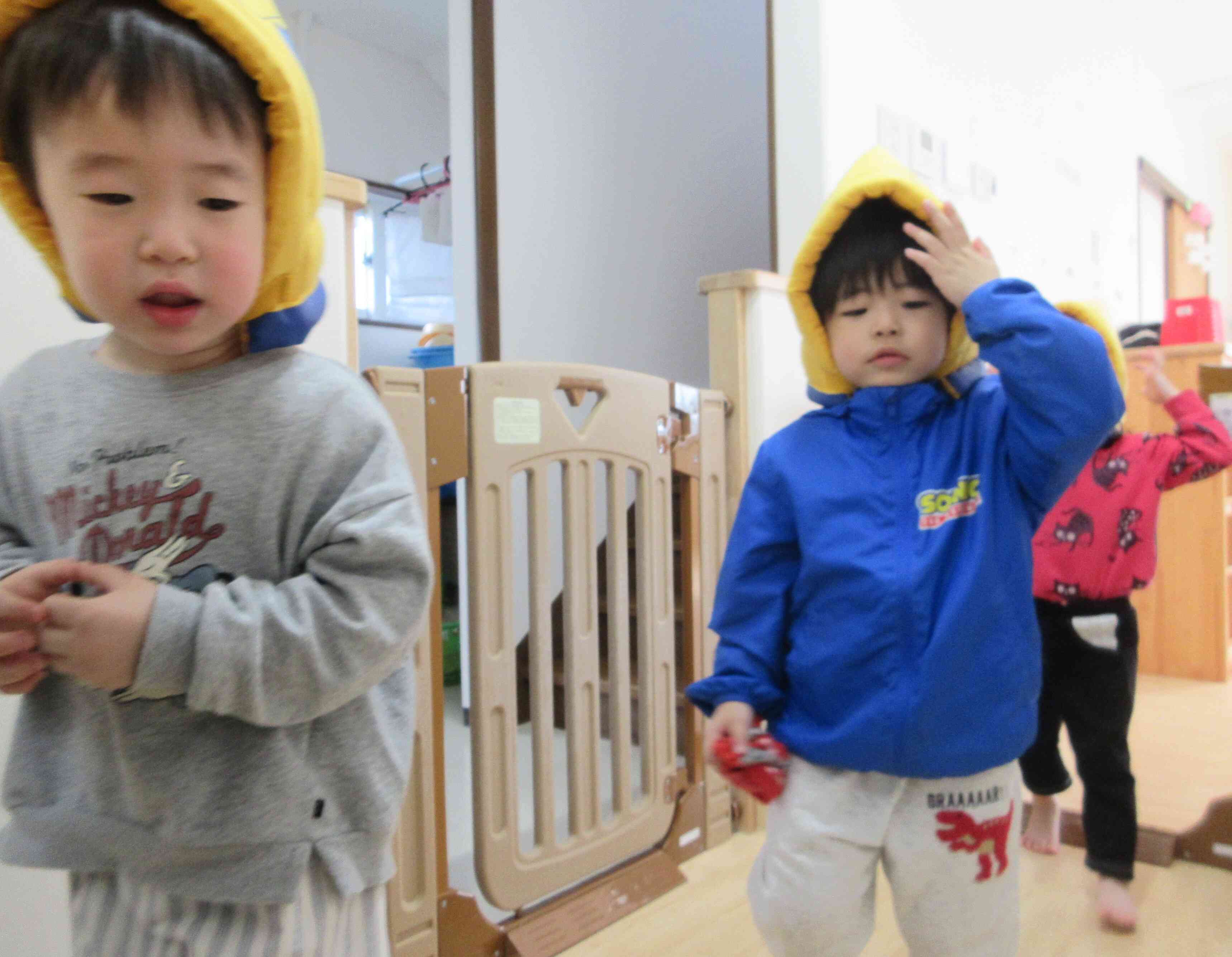 頭を守って避難するよ。