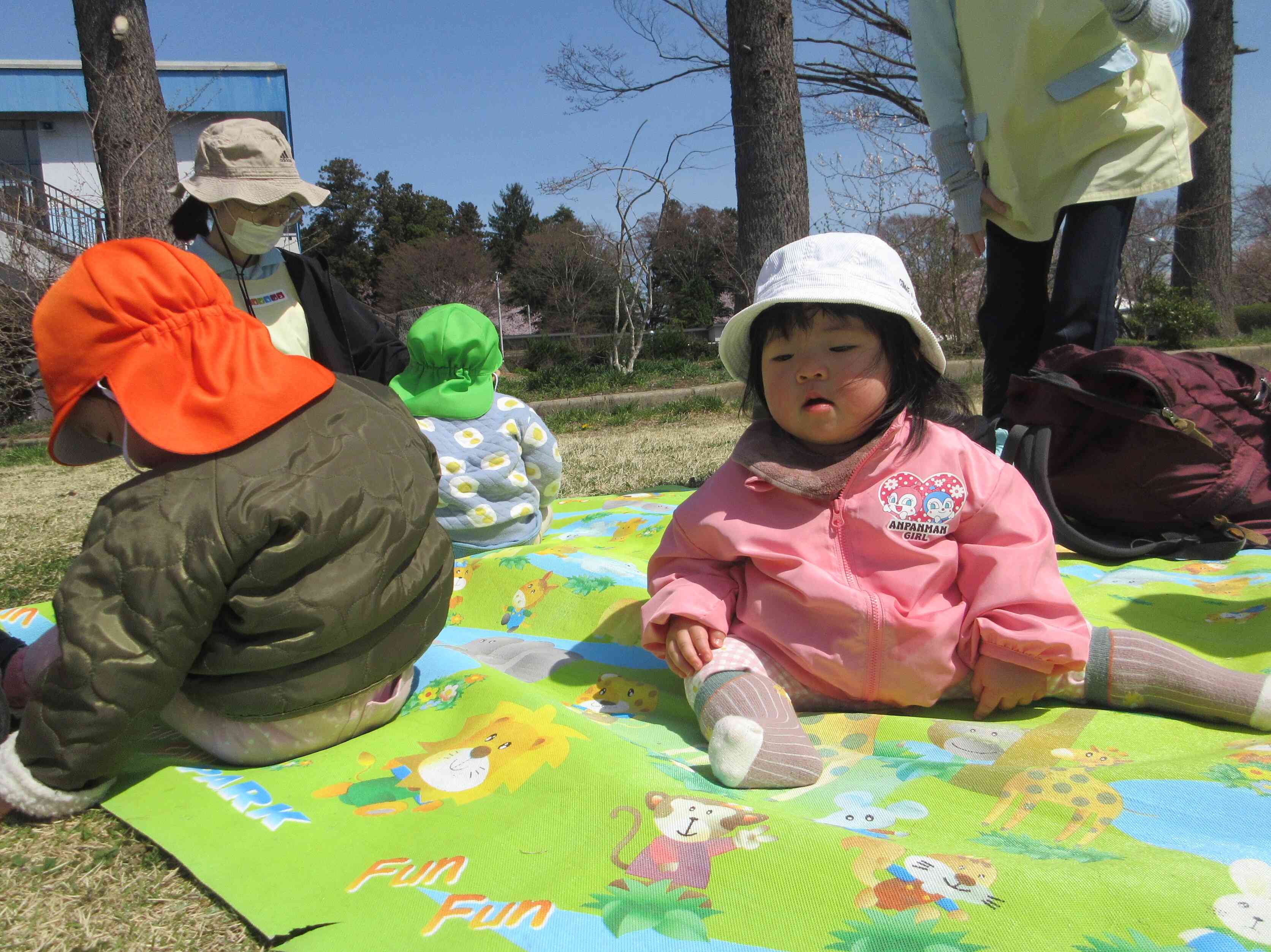 シートの上でひと休みしてるよ。