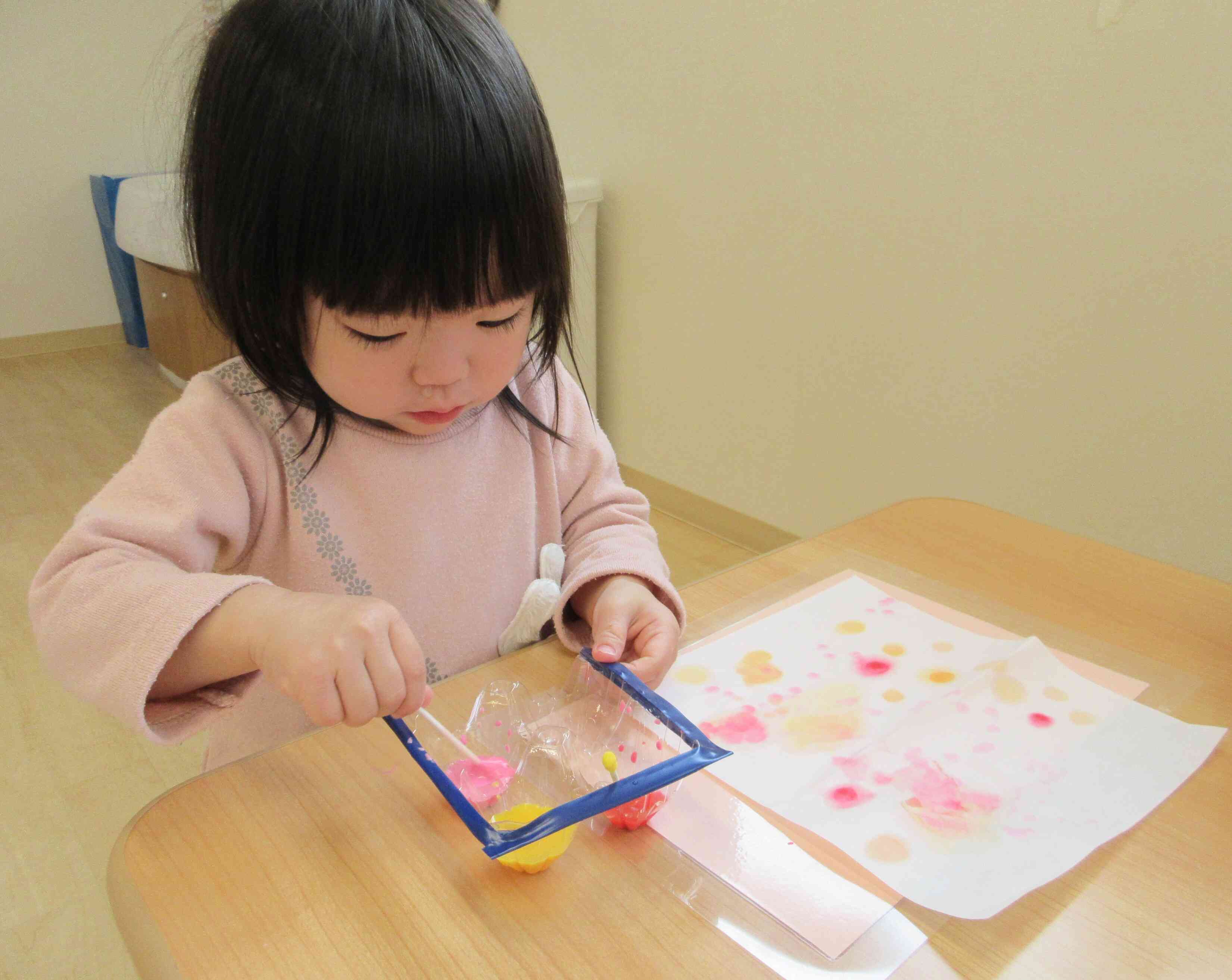 綿棒にたっぷり絵の具をつけるよ～