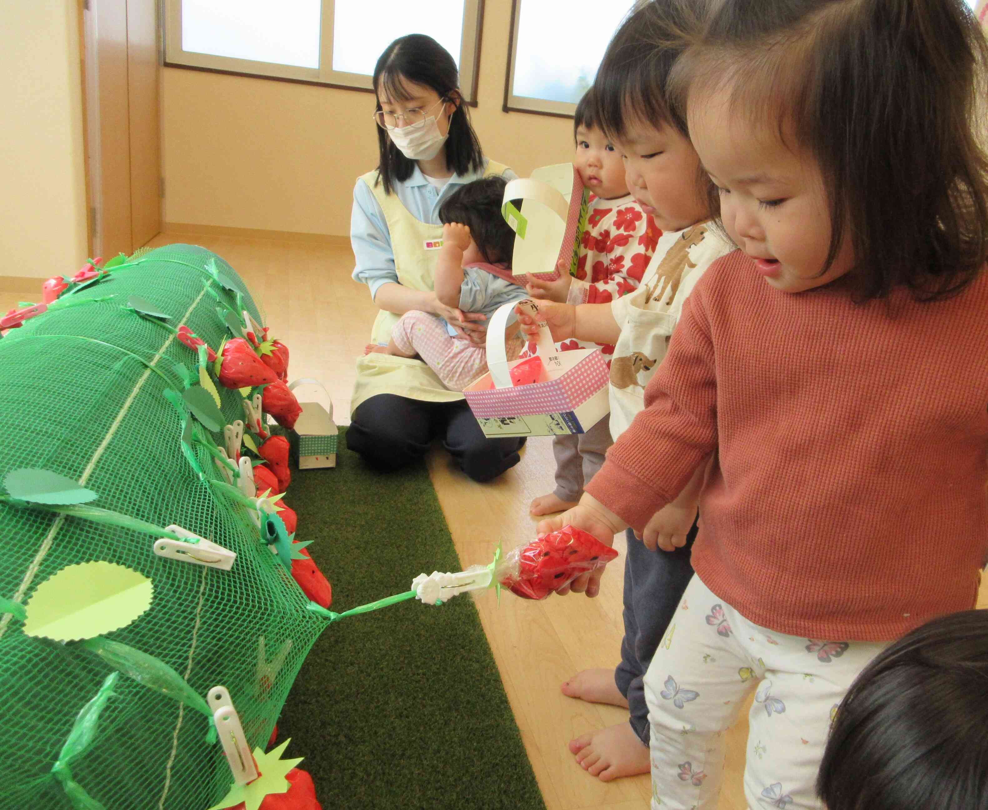 優しく摘まんで、よいっしょ！