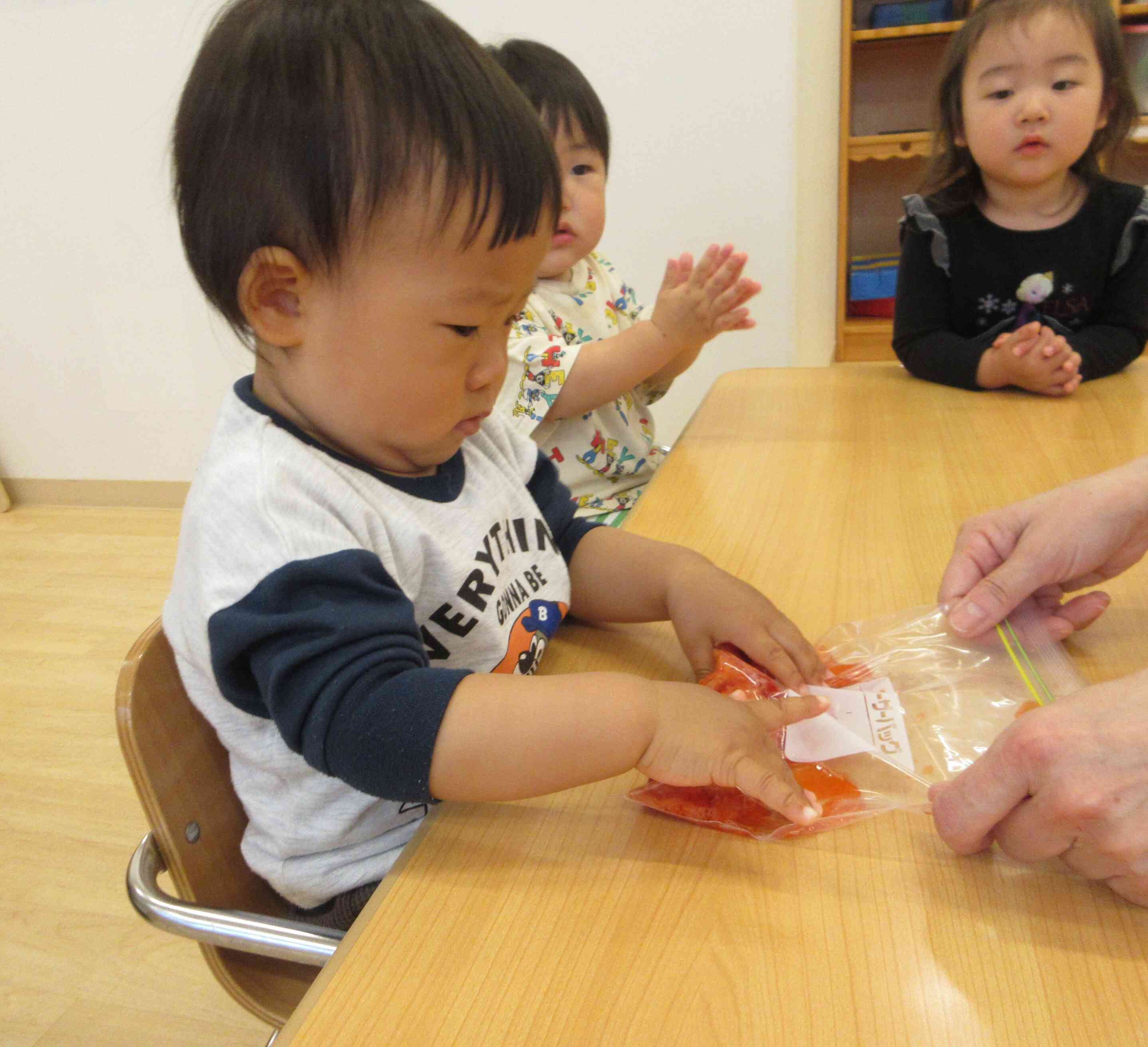 いちごの感触楽しんでるよ！