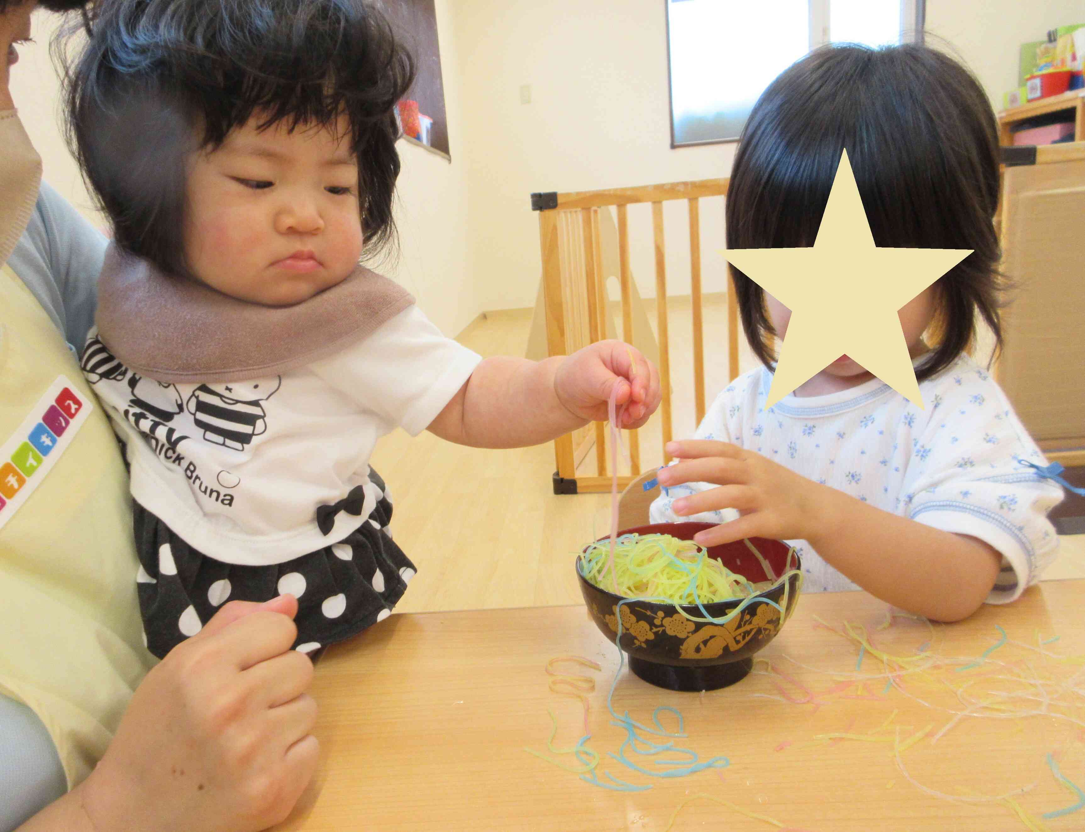 興味津々のひよこ組のお友だち