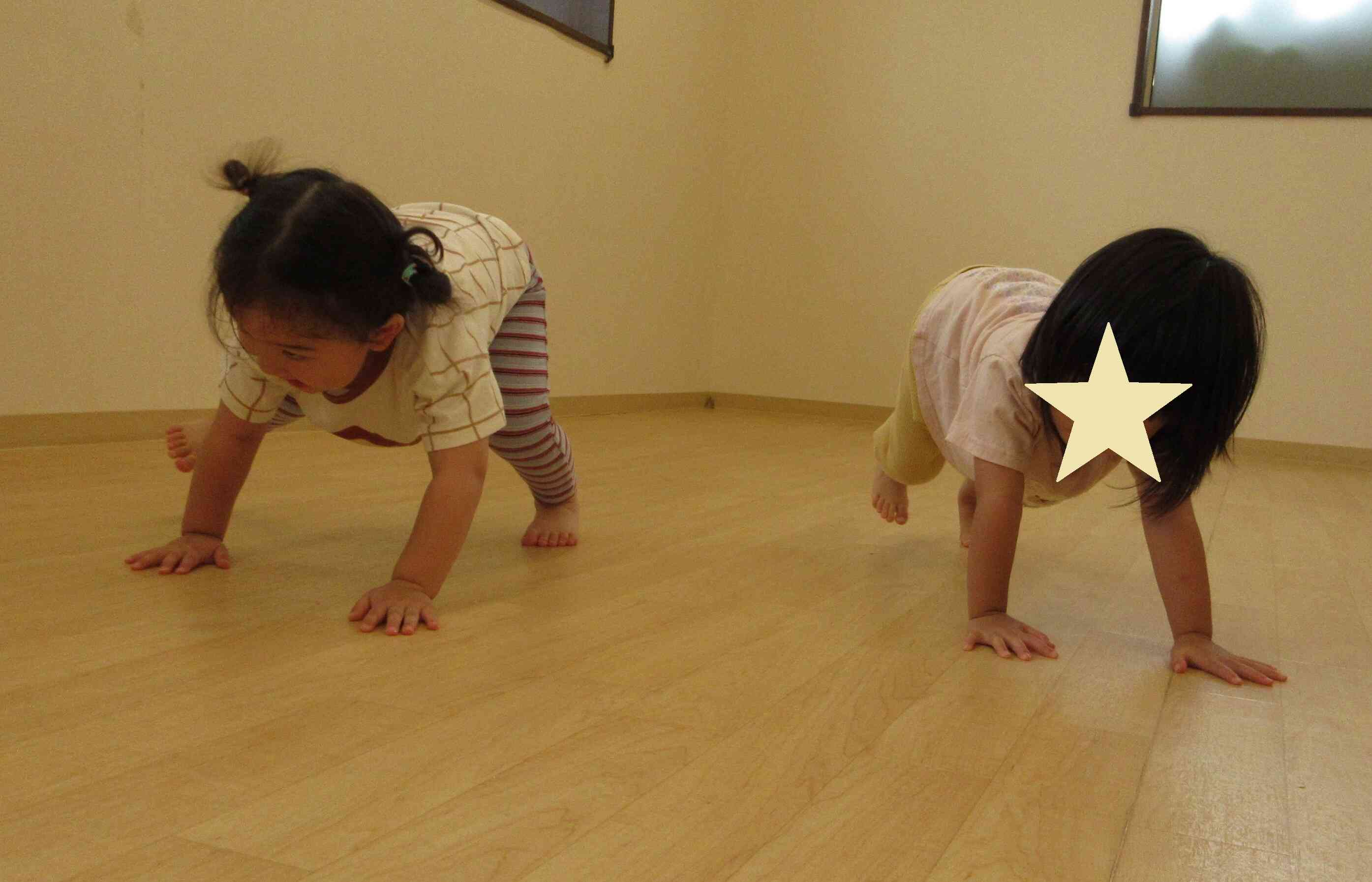 お尻をあげて四つん這いで歩くよ！