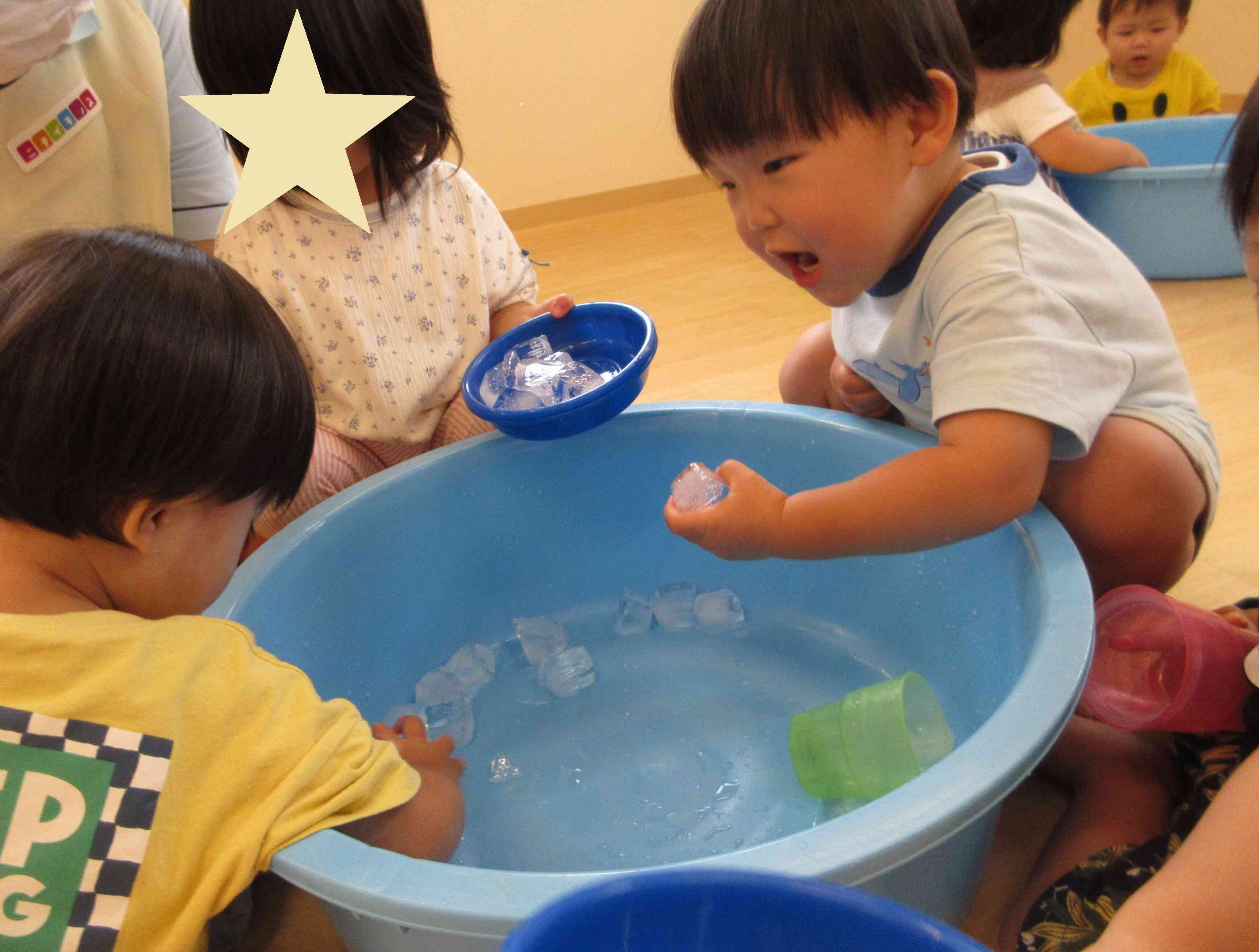 室内で氷遊び