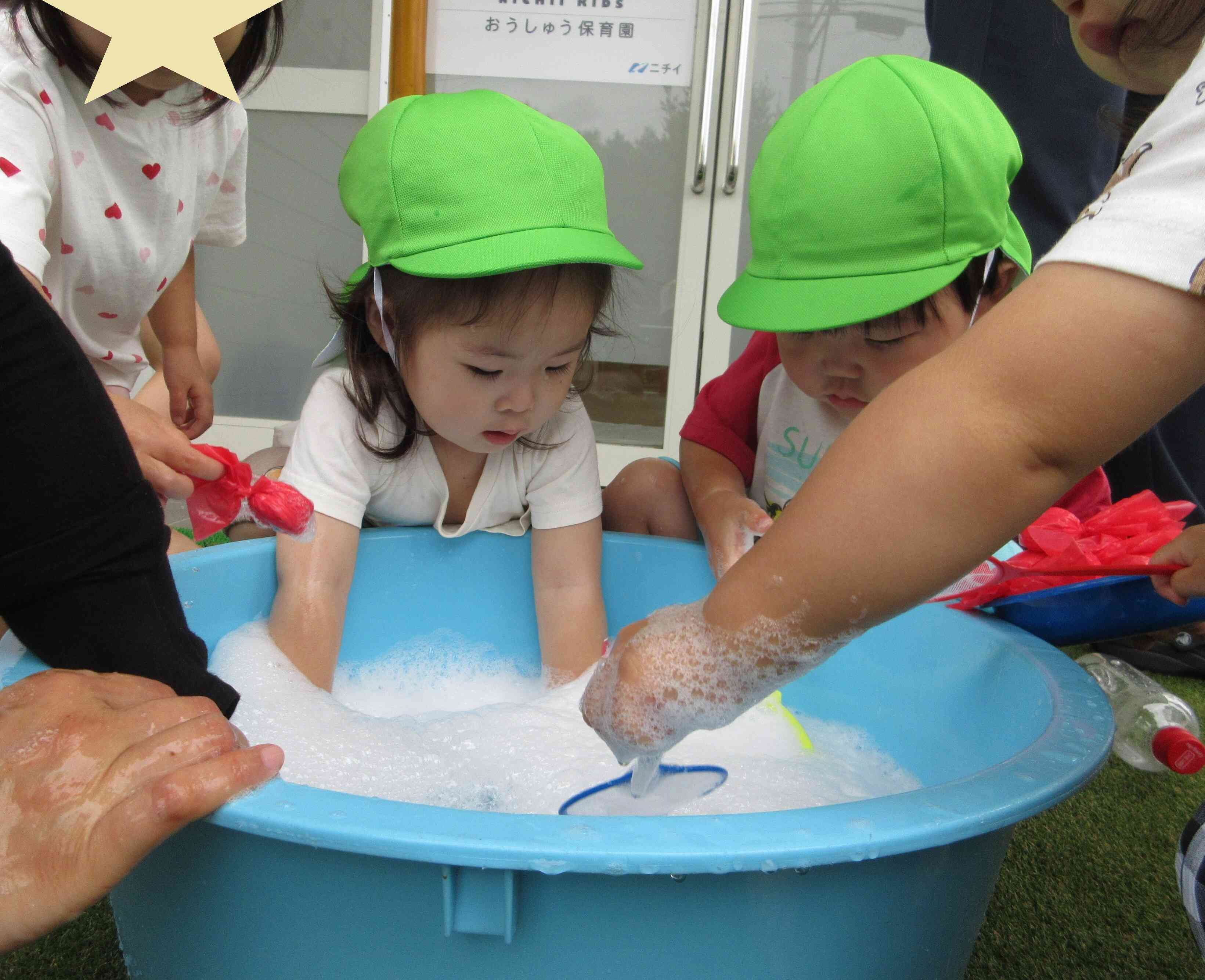 おもいっきり泡遊び