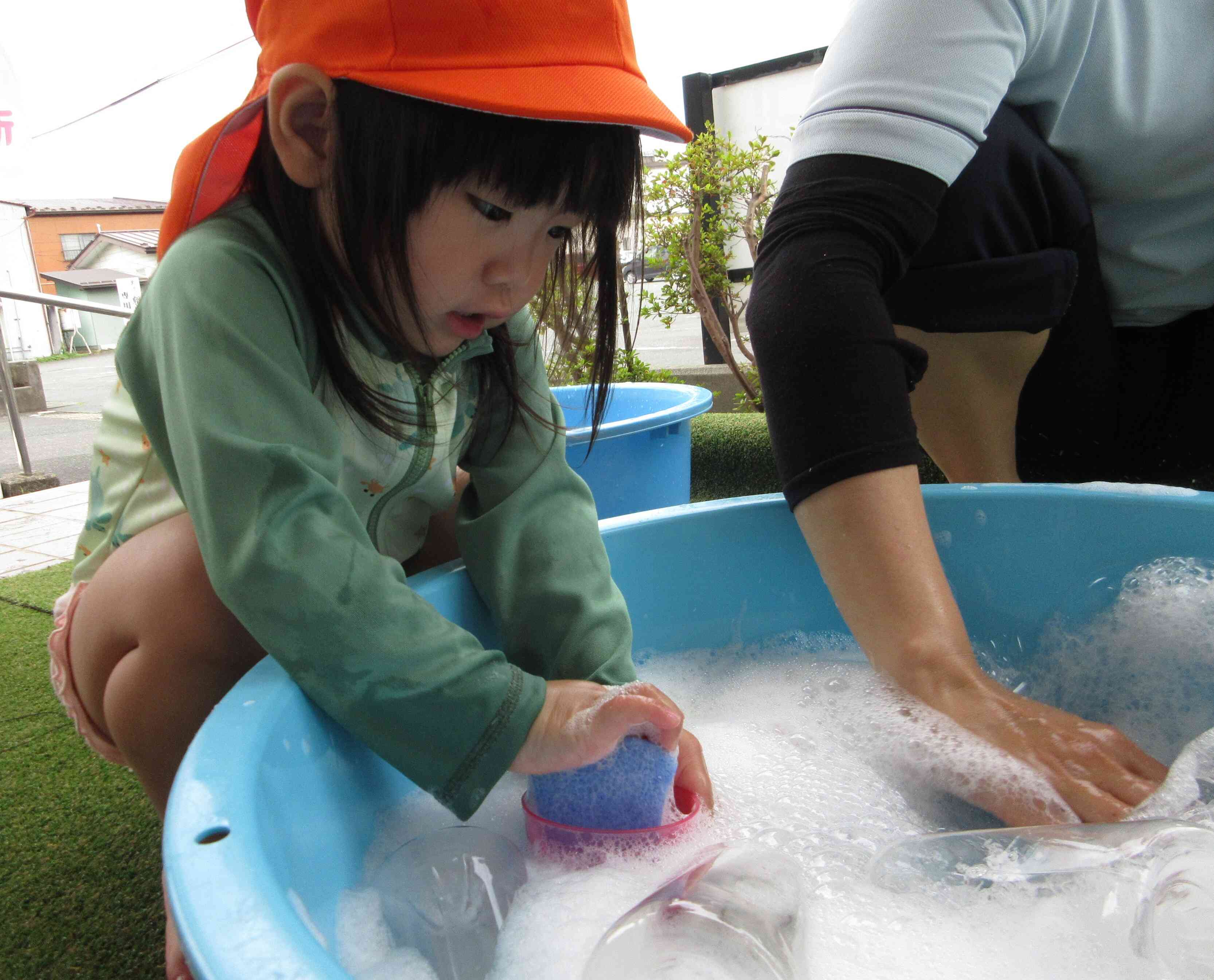 泡で洗い物ごっこ！