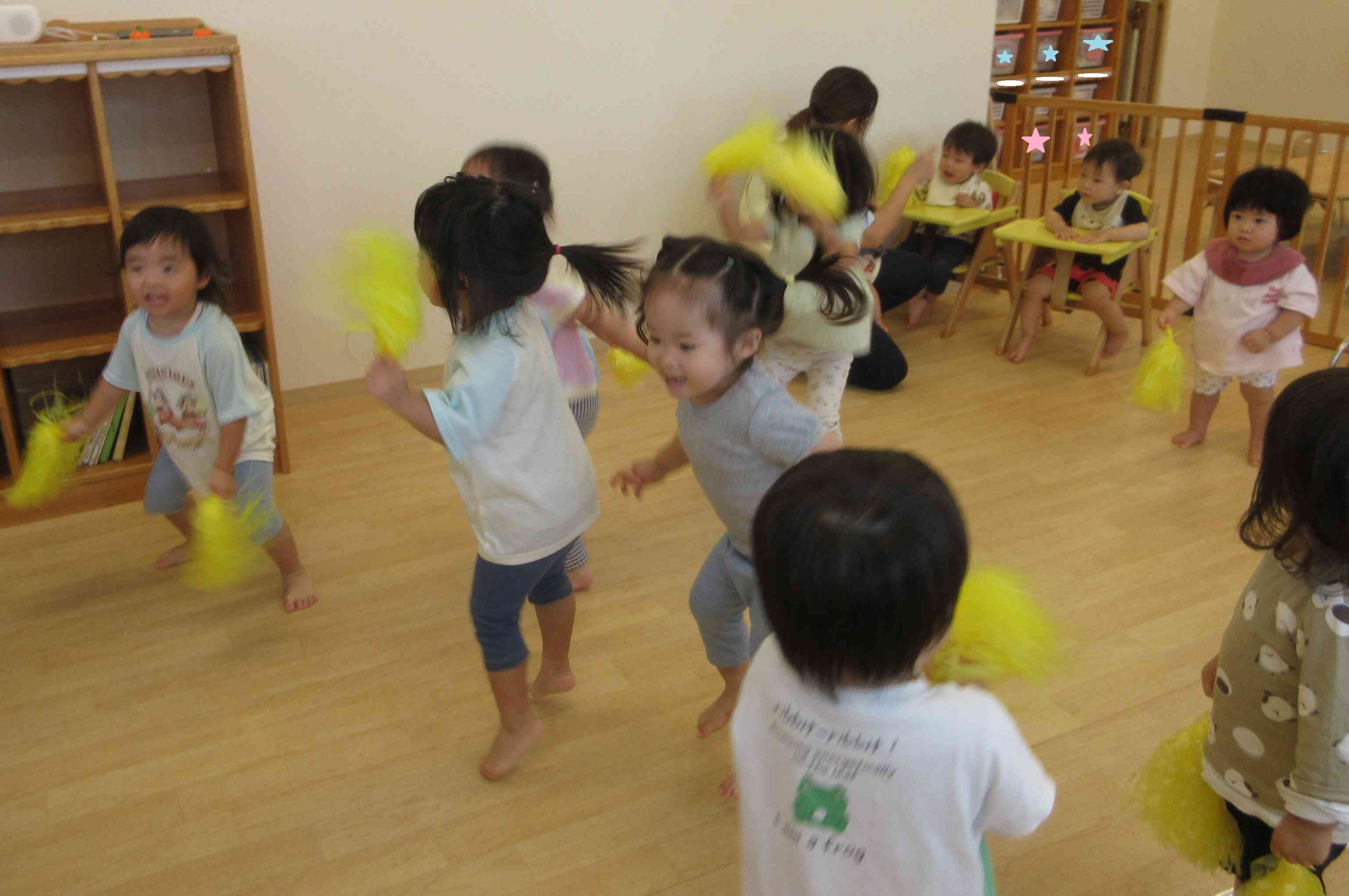 ポンポン持って踊るの楽しいね～