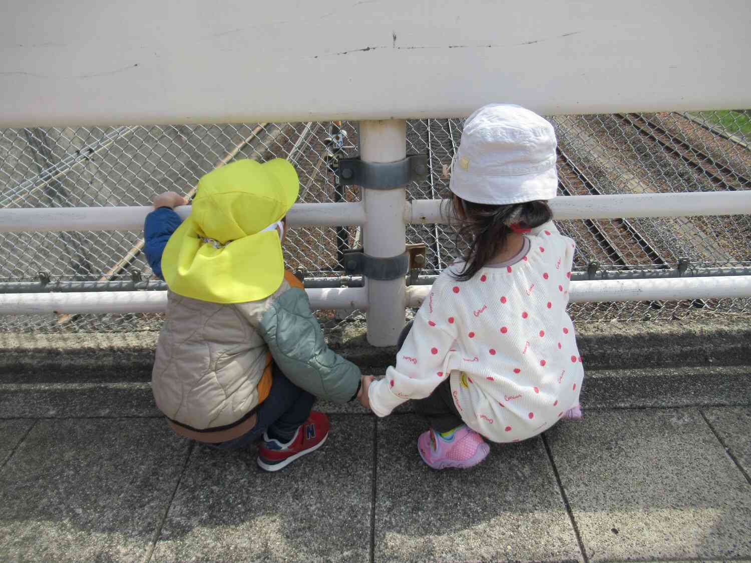 しっかり手をつないで歩きます♡