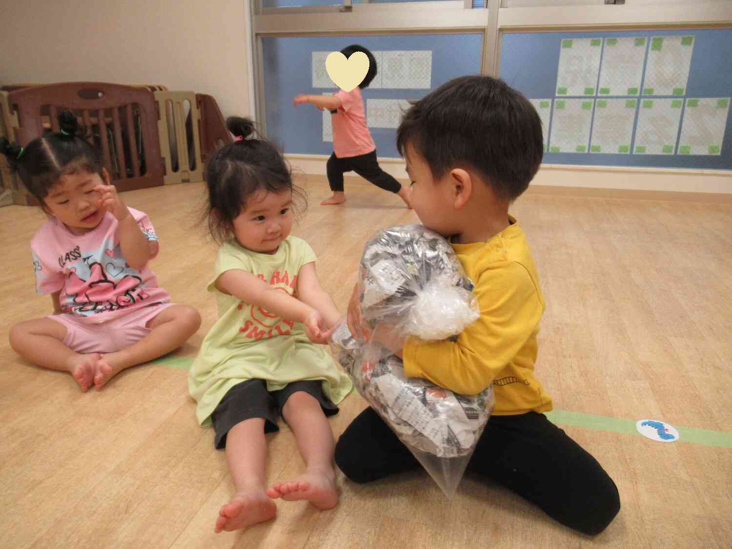 新聞紙を集めて…!