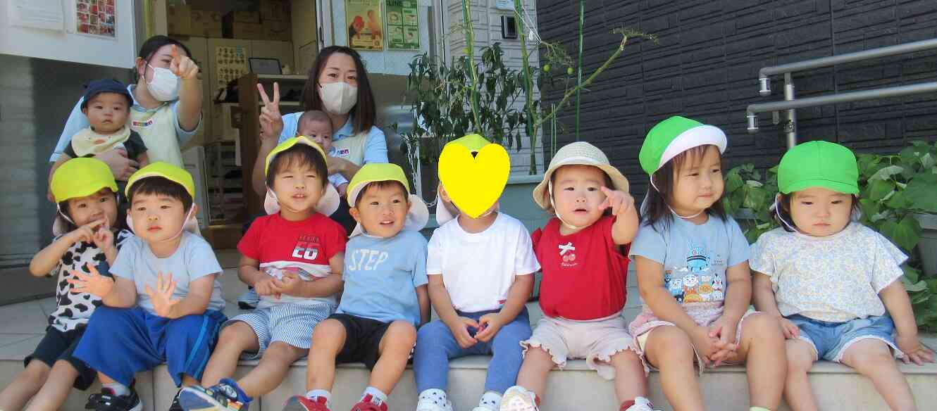 トマトとピーマンの前で記念写真♬