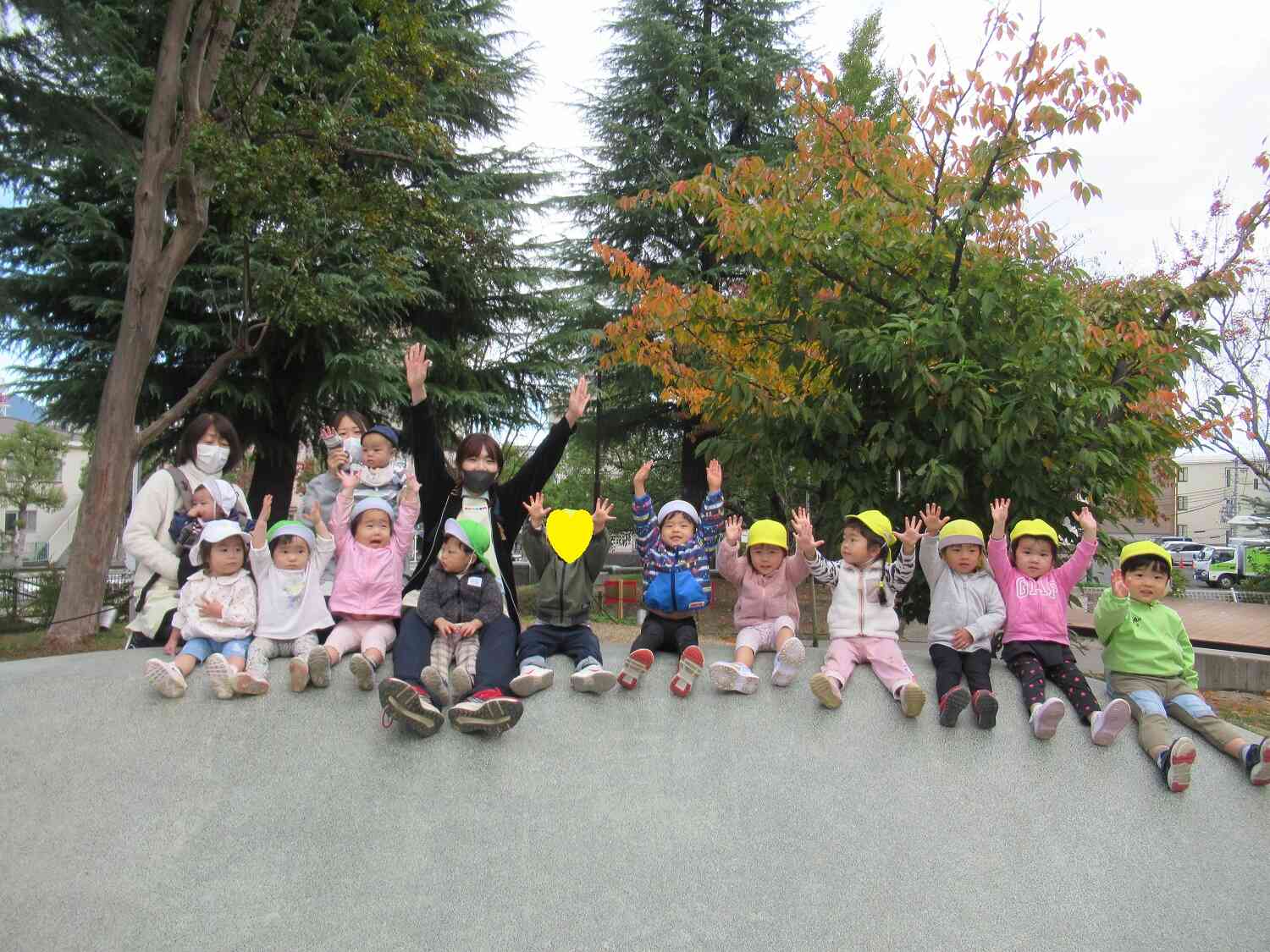 みんなでバンザイ！　ハイチーズ！！