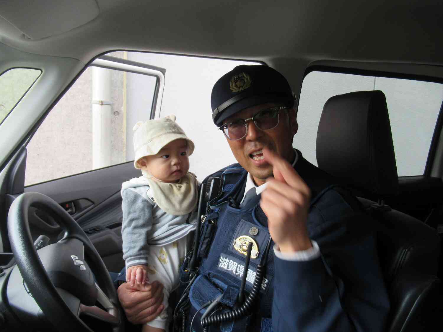 おまわりさんに釘付け！！