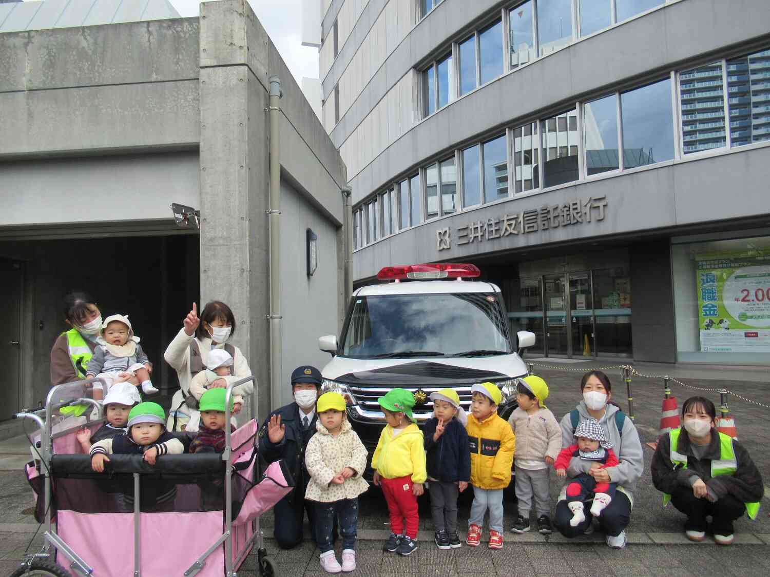 パトカーの前で記念撮影♬