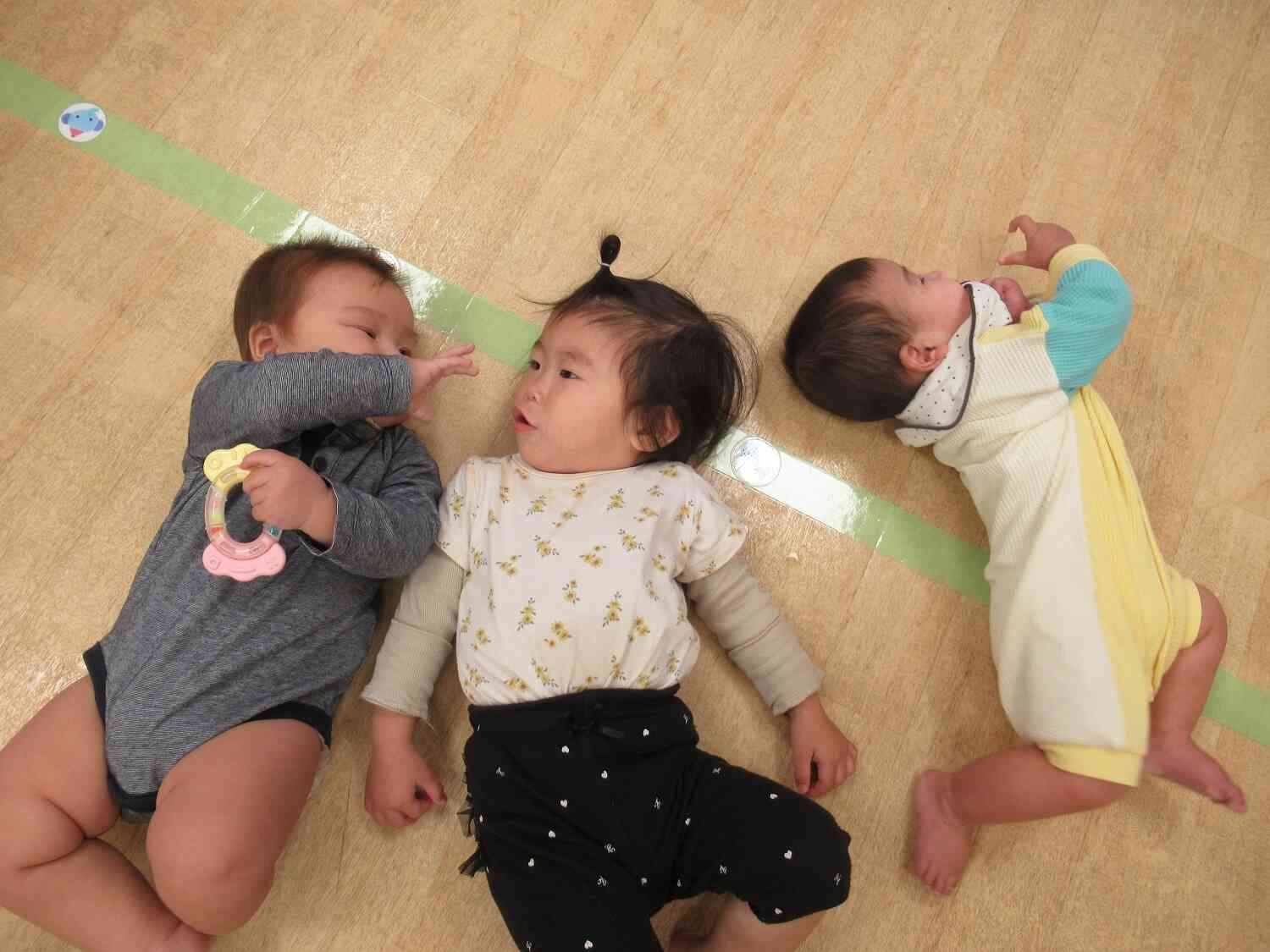 どんぐりコロコロの曲に合わせて（ひよこぐみ）