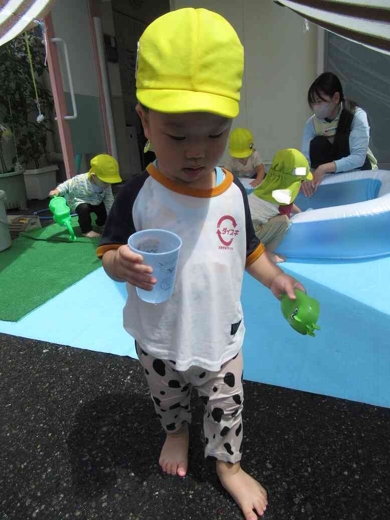 お水を持ってどこ行くのかな？