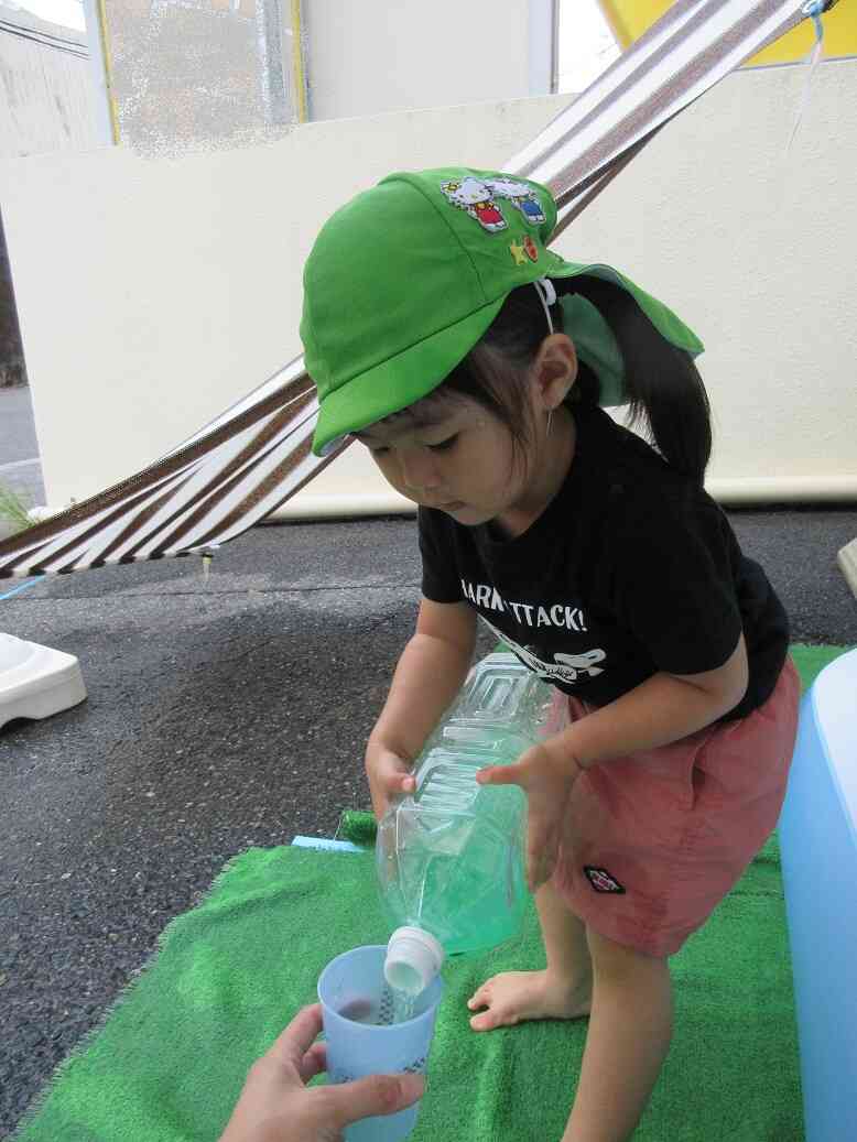 色水でジュース屋さんごっこ♪