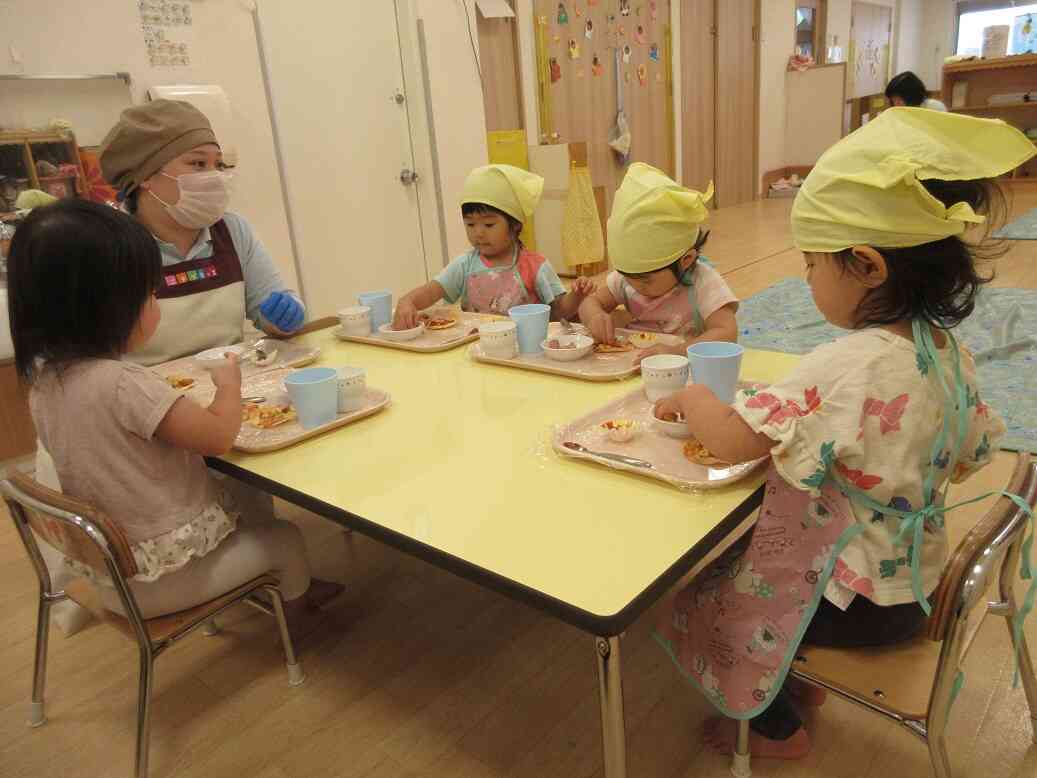 食育～育てた野菜でピザ作り～（２歳児）