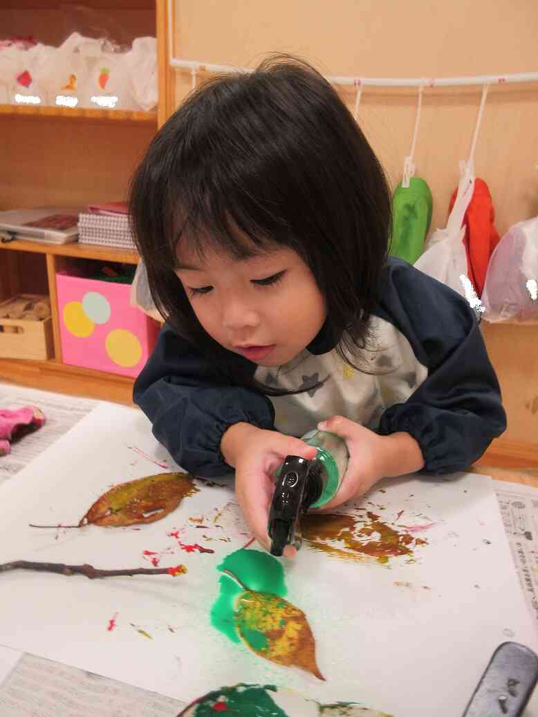 秋の宝物と製作～うさぎ組（2歳児）～