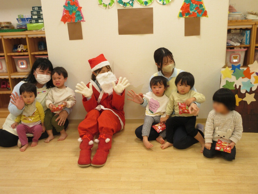 サンタさんと記念写真♪　～あひる組～