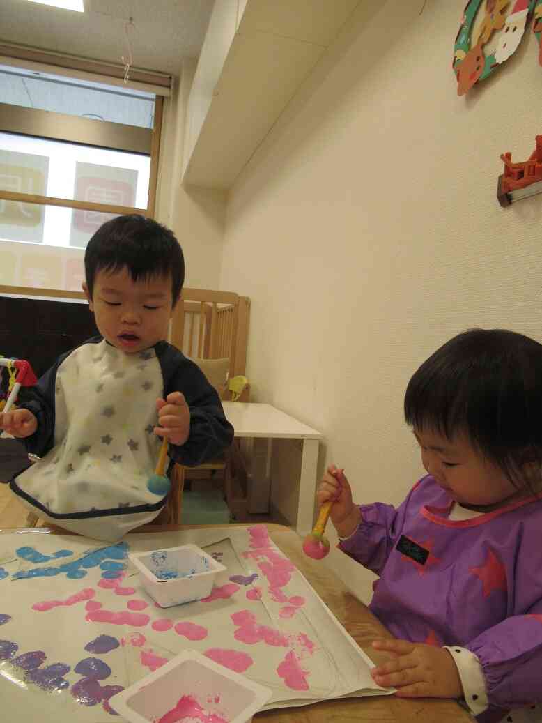 お部屋のツリーを作ったよ♪（ひよこ組～０歳児～）