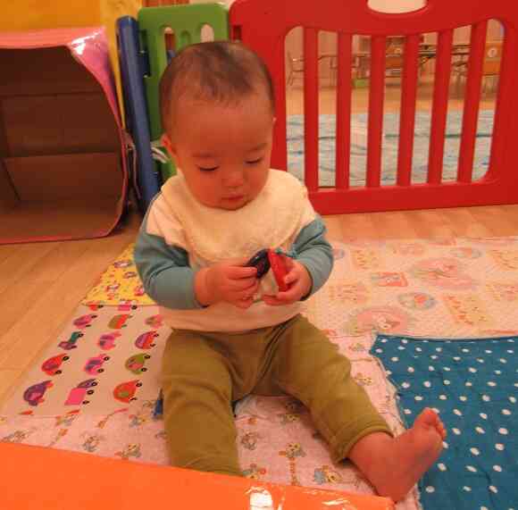 楽器あそび（ひよこ組～0歳児～）