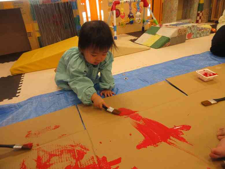 絵の具遊び（ひよこ組～0歳児～）