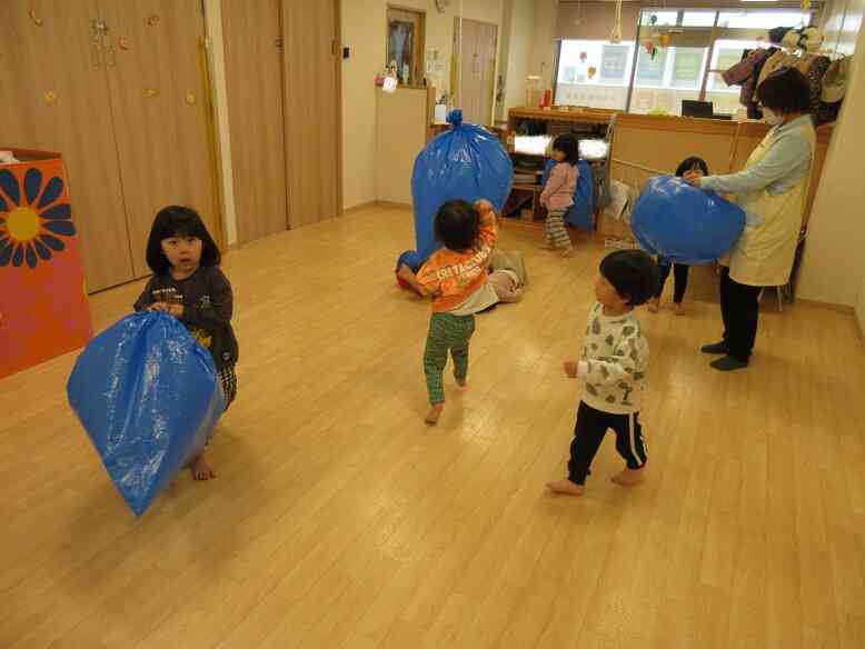 大きな風船で遊びました♪