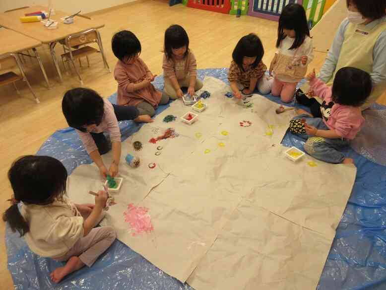 いろいろな素材でスタンプ遊びをしました♪