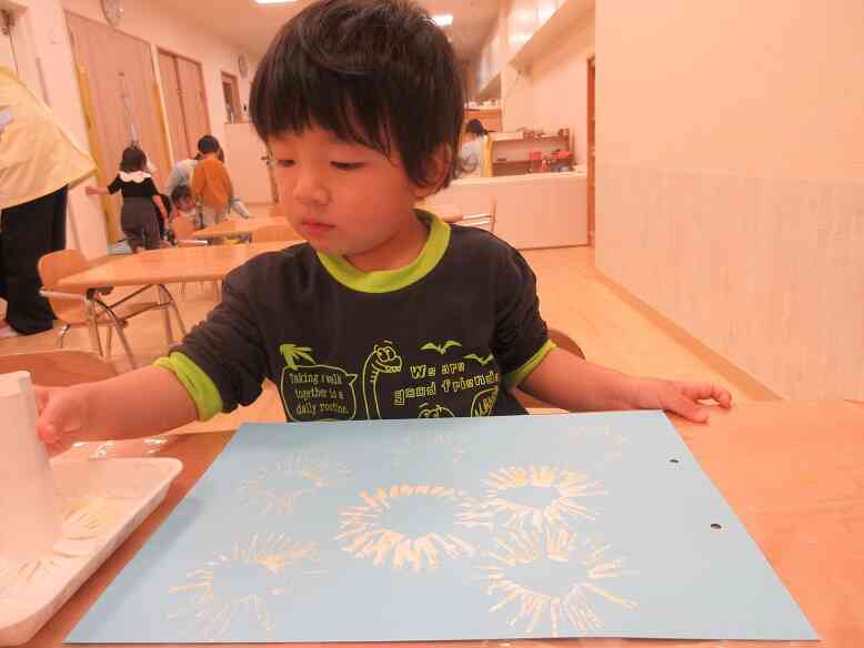 絵の具で製作♪