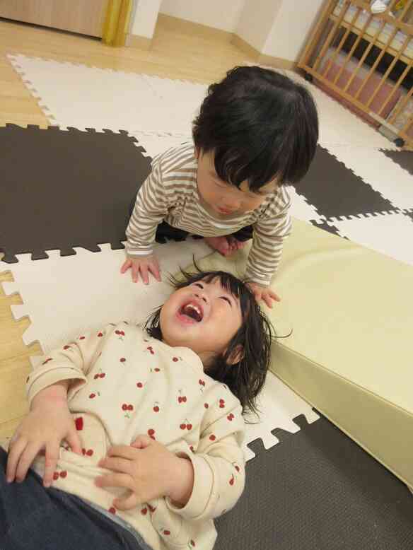 お友だちと一緒♪（ひよこ組～0歳児～）