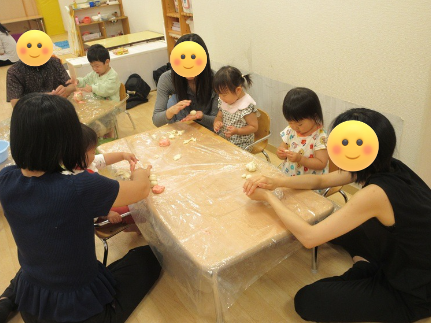 小麦粉粘土で感触遊び♪