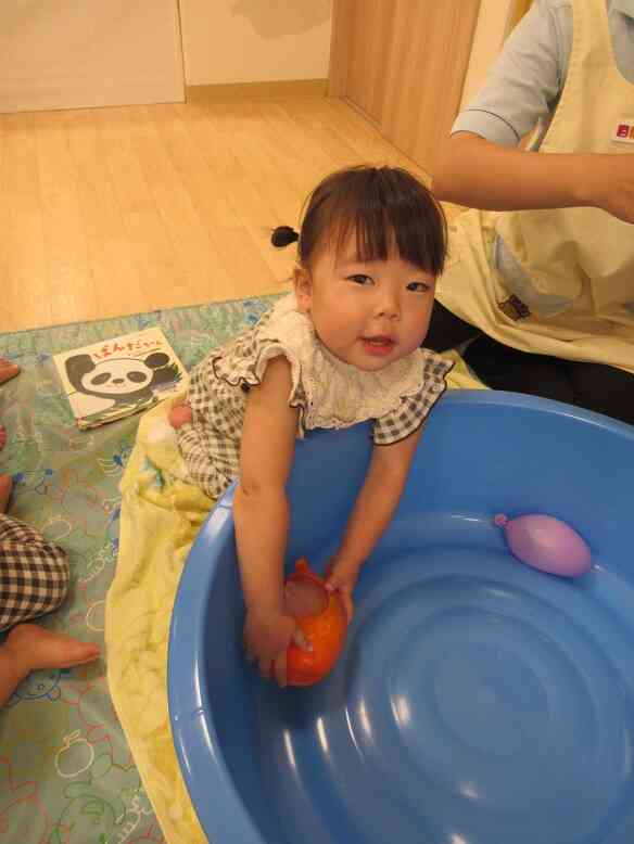 氷あそび（あひる組～１歳児～）