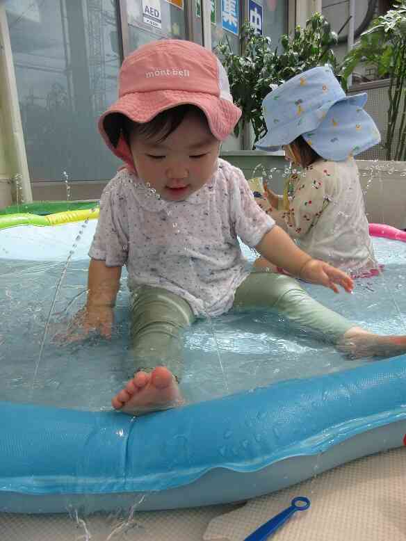 まだまだ水遊び♪（ひよこ組～0歳児～）