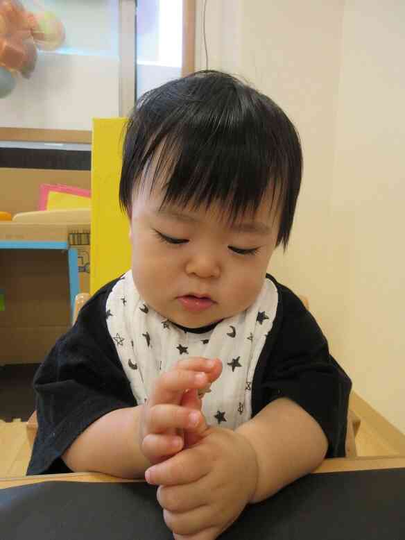 シールをぺったん（ひよこ組～0歳児～）