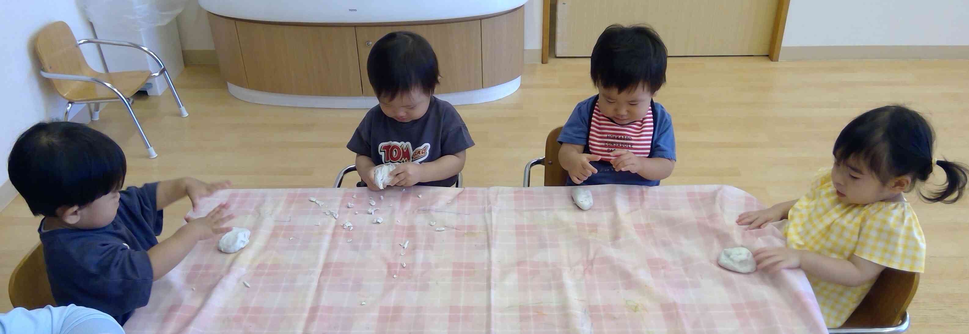 粘土遊びに夢中！