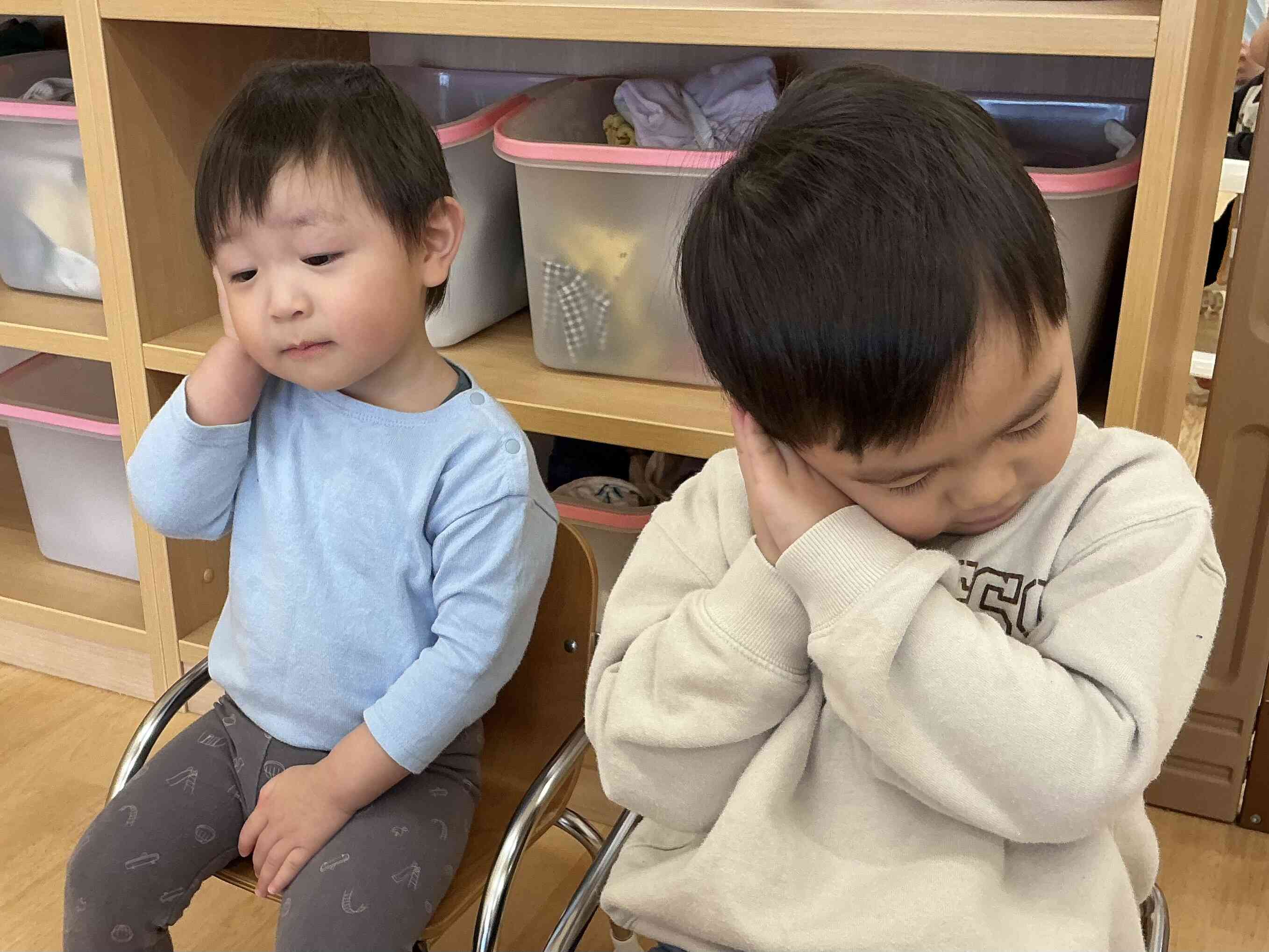 うしろのひとは　ねむった！