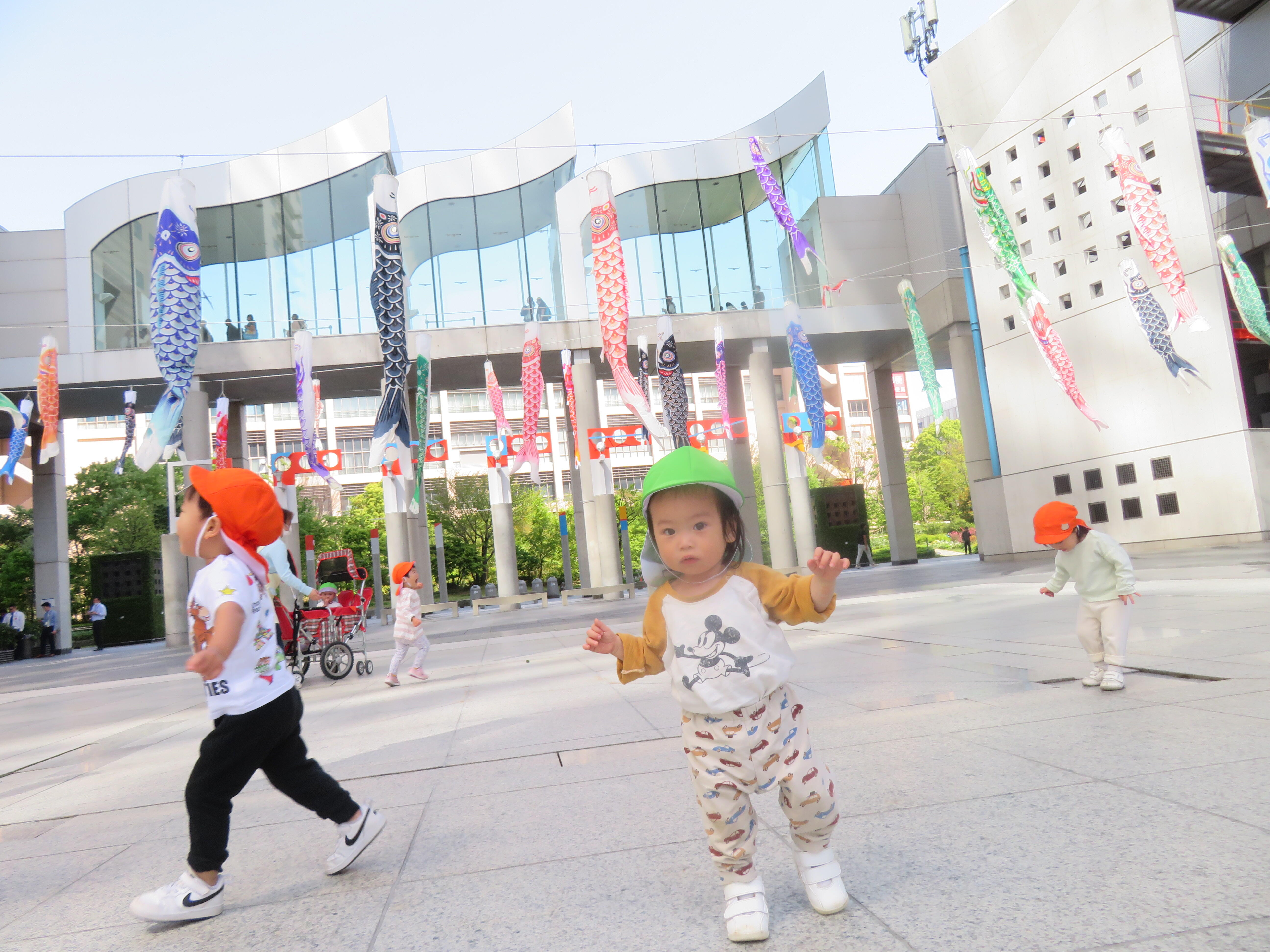 こいのぼりさんの下をお散歩したよ~風が吹いていてとっても気持ち良さそうでした~