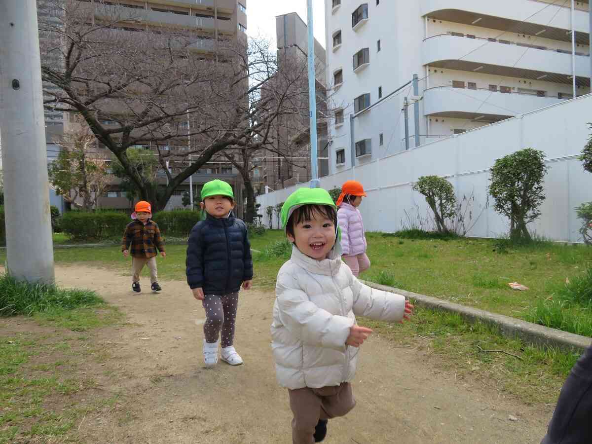 みんなで遊具までよーいドン！元気いっぱいかけっこ