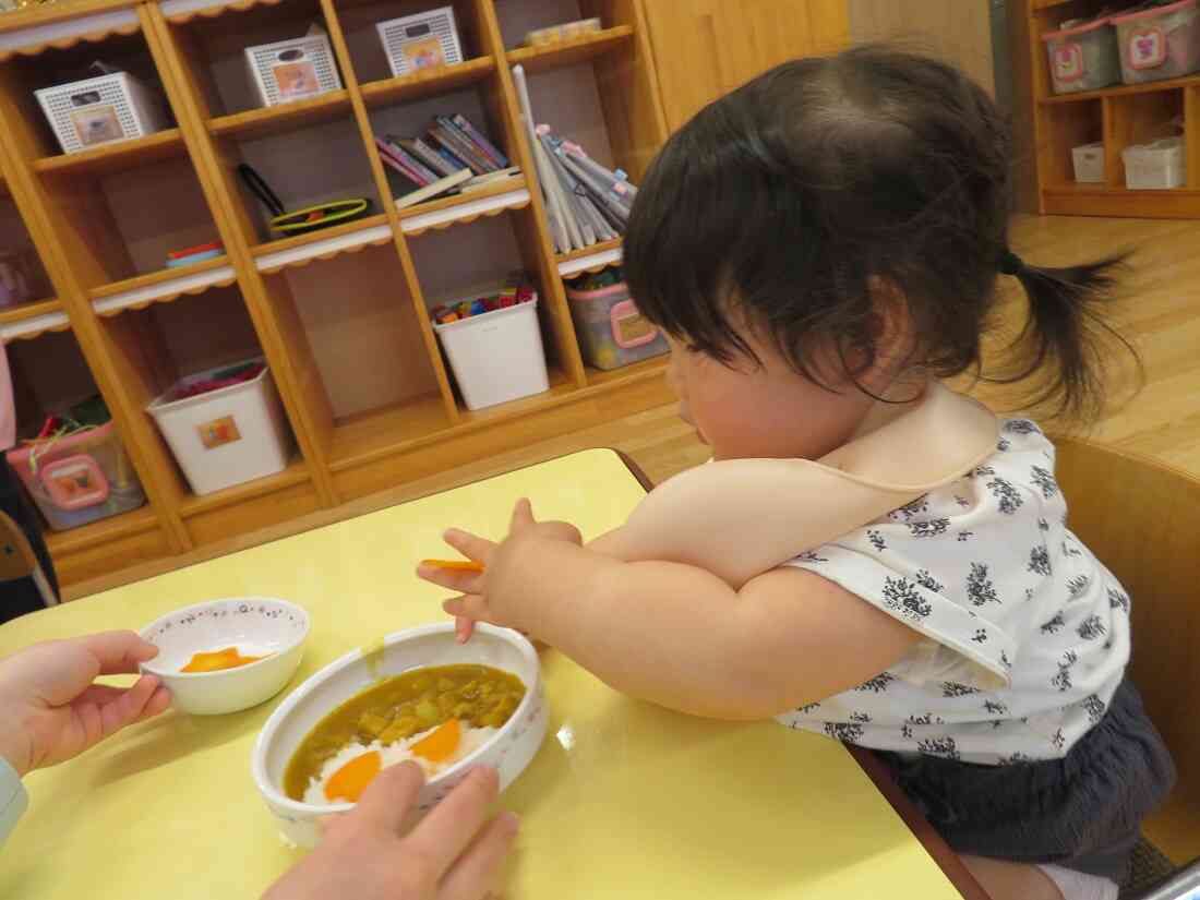 上手に手指を使ってつかめたよ♪自分で食べると美味しいね～