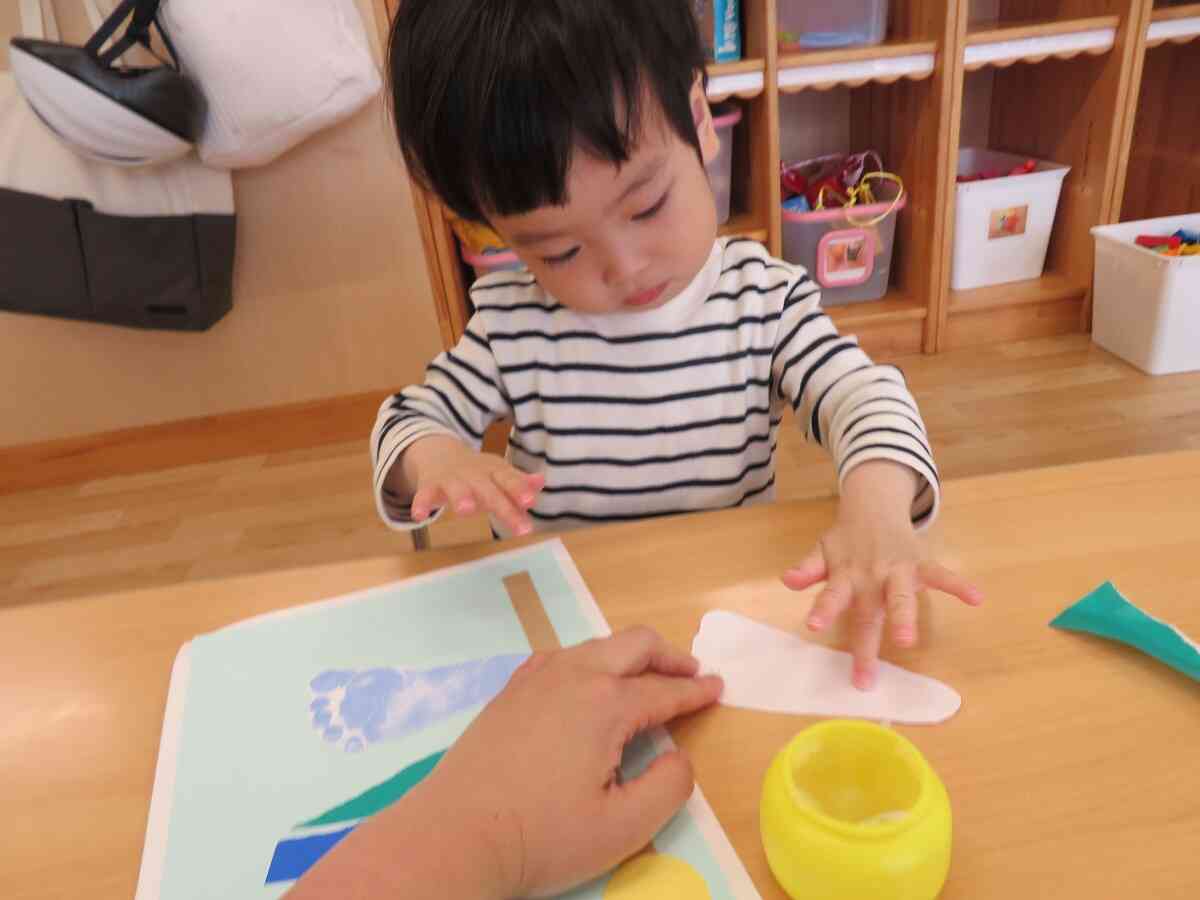 １本指で上手に糊を塗ることができました