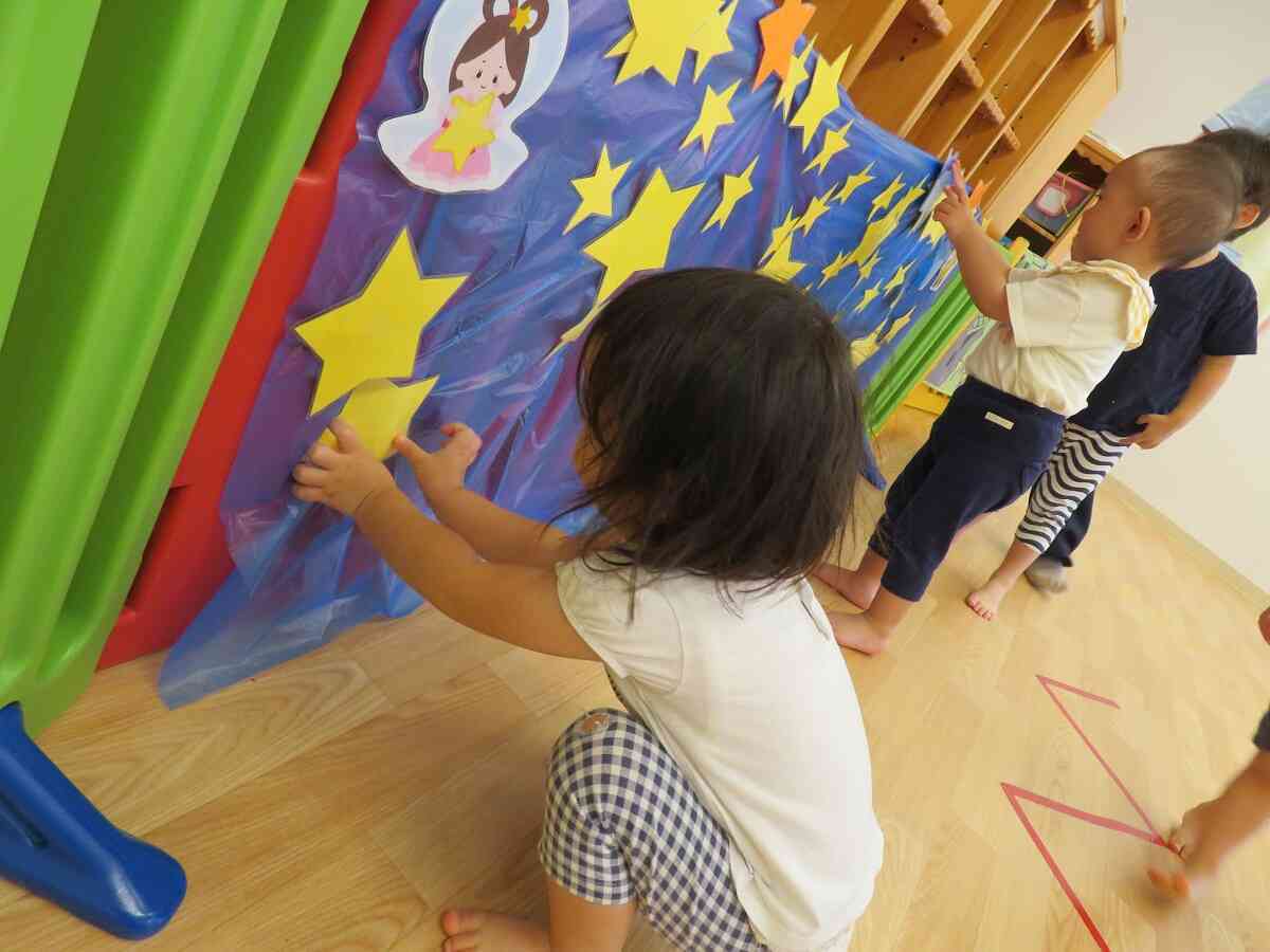 ７月は七夕の集いで絵本の読み聞かせの後、星を集めて天の川を作りました。 みんなで協力して、大きな天の川が出来ました