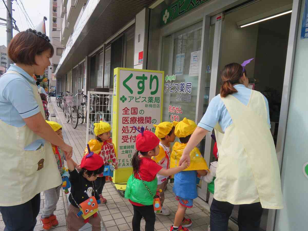 10月はハロウィンの仮装をして、お菓子をもらいに行きました トリックオアトリート！と言いながら、地域のお店を回りました