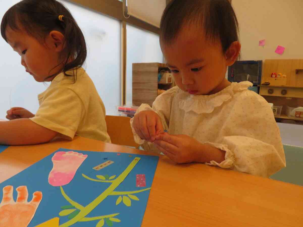 手先も器用になってきた２歳児うさぎ組　小さなシールも上手に剥がしてシール貼りも楽しみました