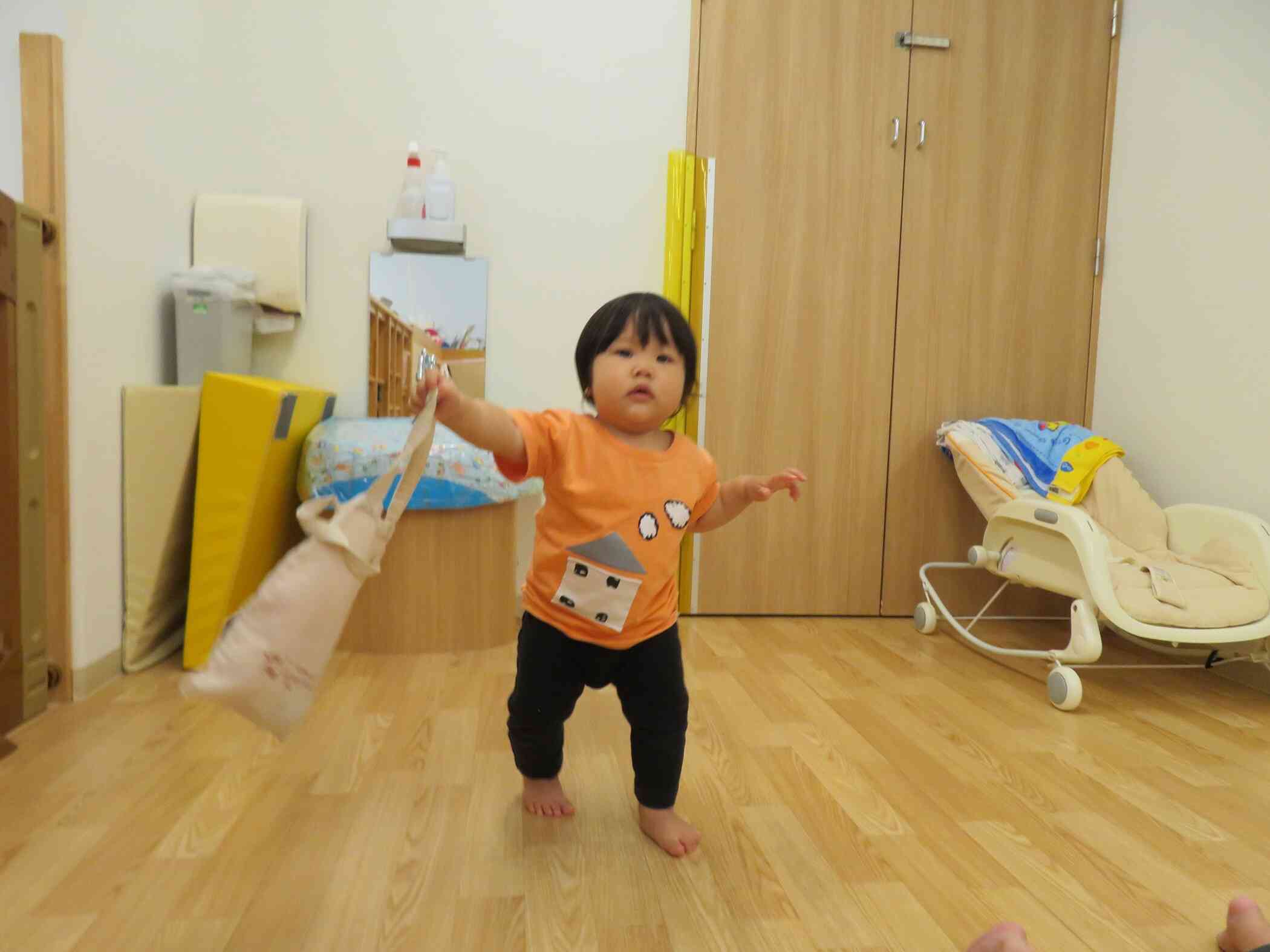 カバンにボールを入れておでかけ♪「いってらっしゃ～い☆」