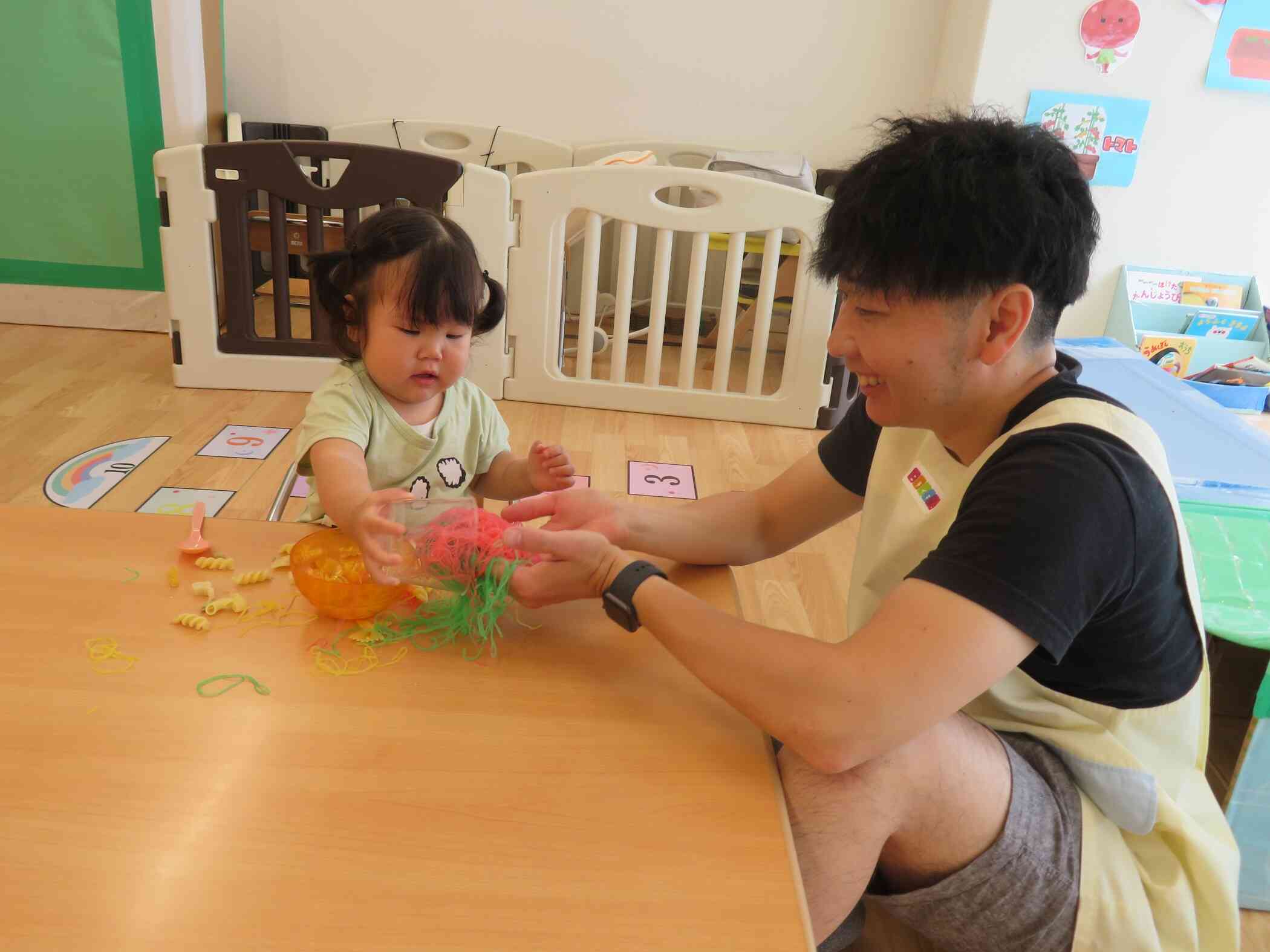 保育参加の日だったのでお父さんと一緒に感触あそびを楽しむお友だちも♪いっぱい遊んだね♡